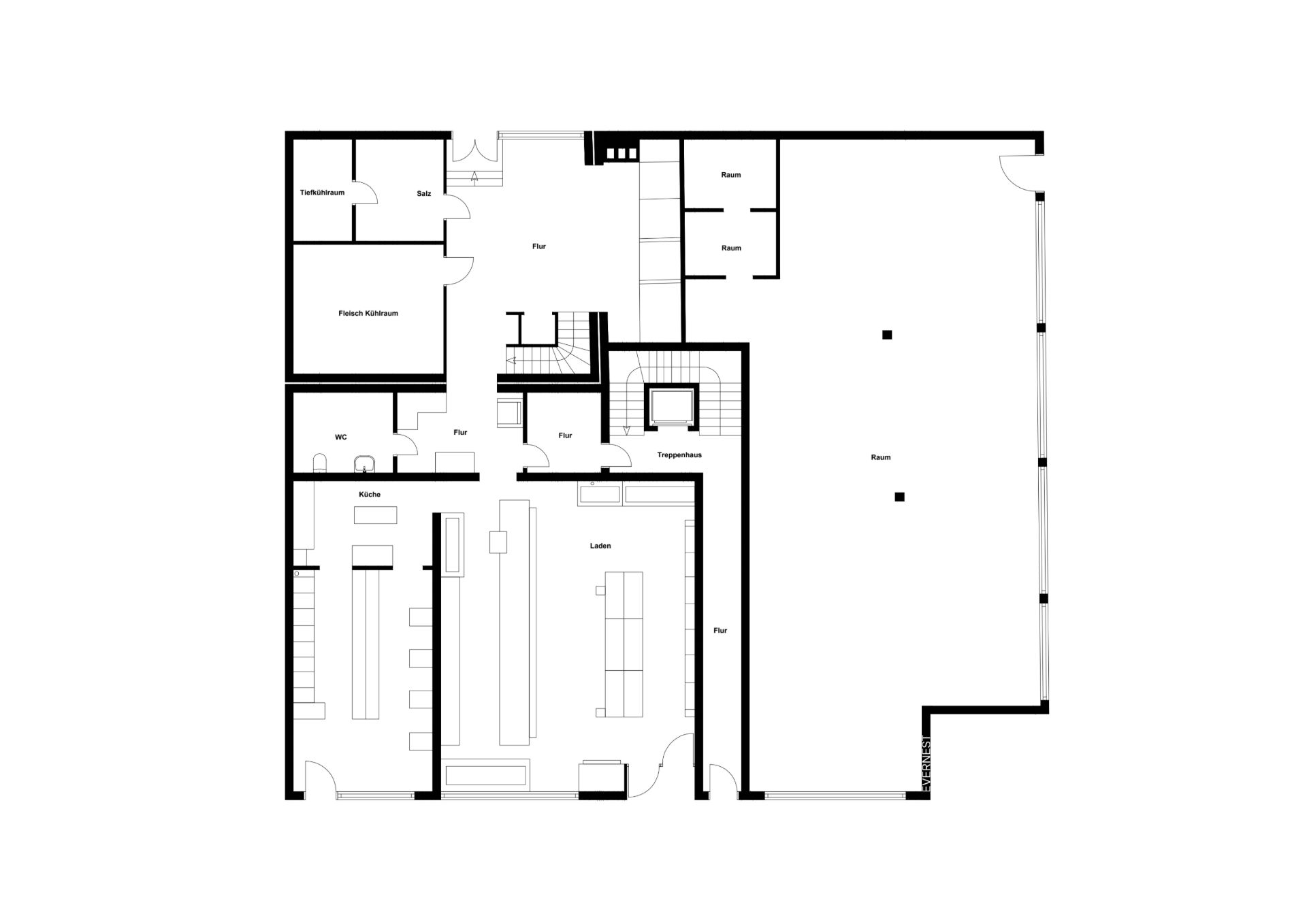Grundriss einer Wohnung mit Küche, Wohnzimmer, mehreren Räumen und Treppenhaus.