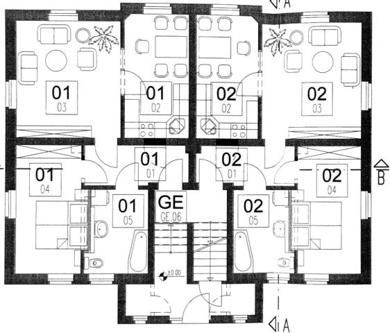 Grundriss einer Wohnung mit mehreren Zimmern, Küche, Badezimmern und einem Treppenbereich.