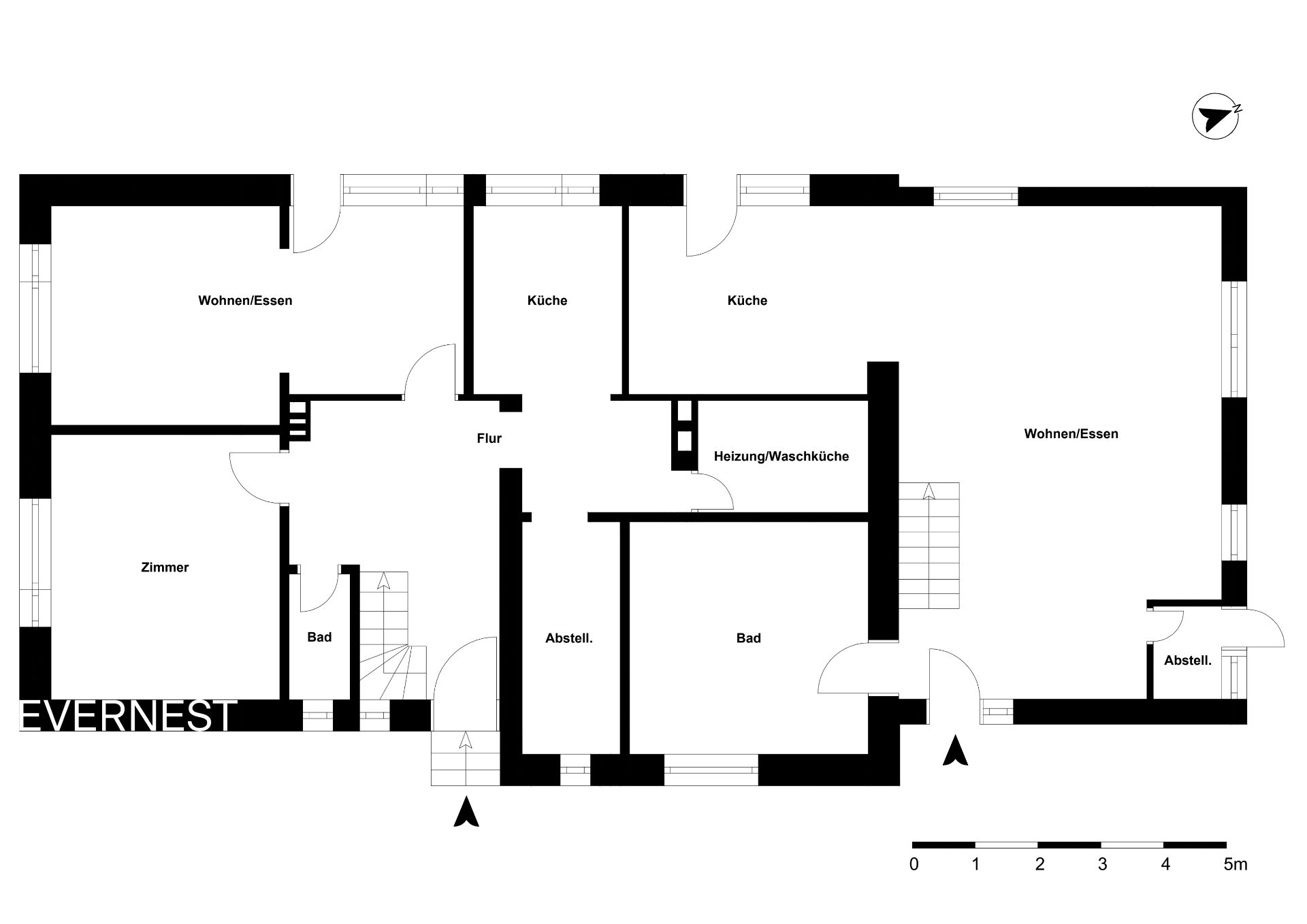 Grundriss mit Zimmern, zwei Küchen, zwei Wohnbereichen, Bädern, Abstellräumen und Flur.