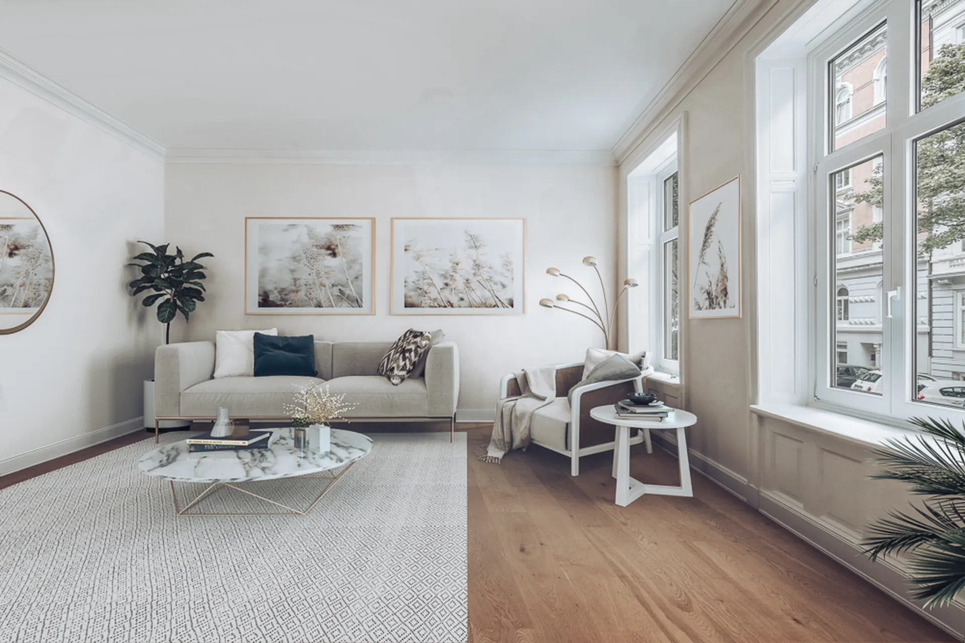 Helles Wohnzimmer mit Sofa, Sessel, Couchtisch, Teppich und großen Fenstern.