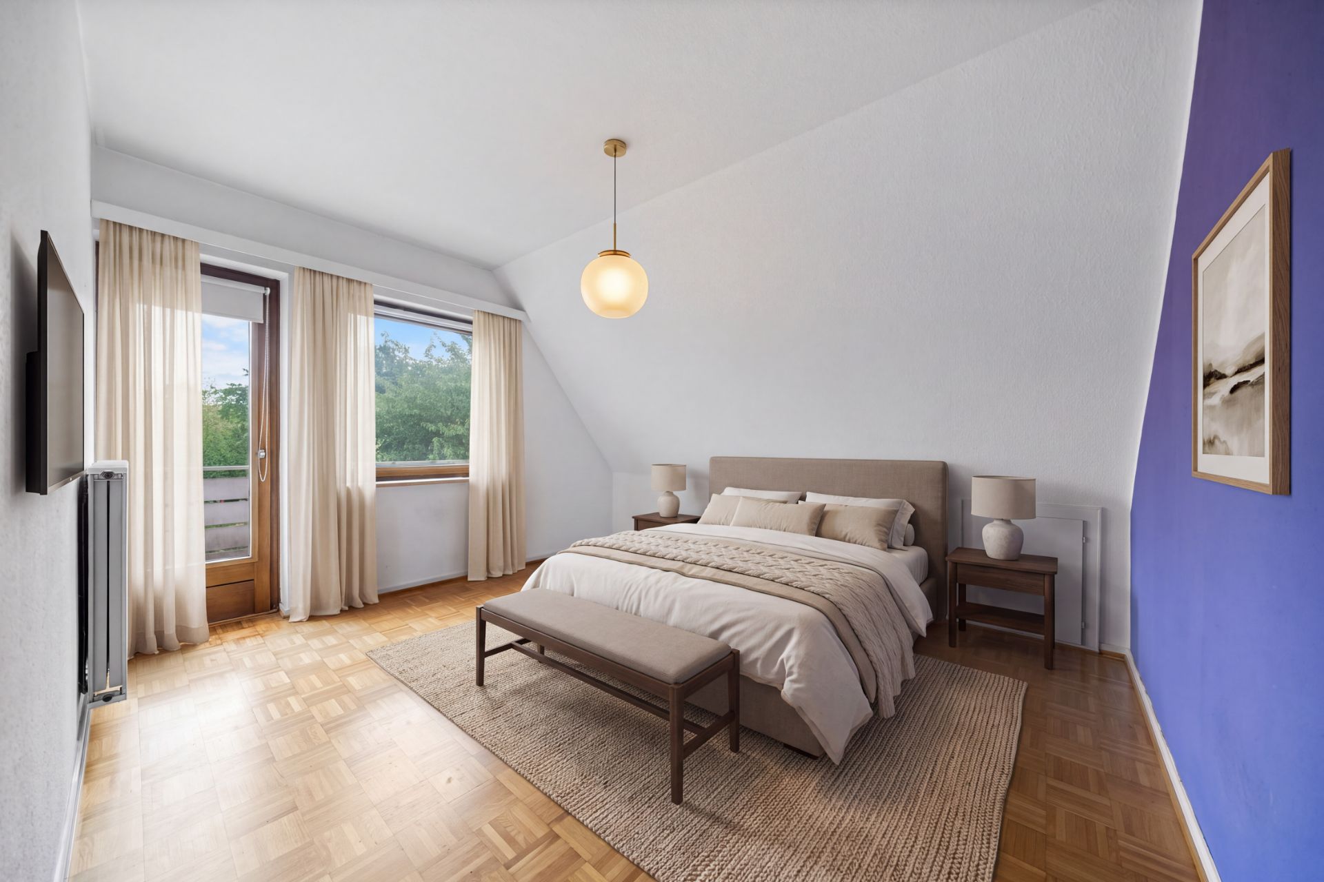 Helles Schlafzimmer mit Doppelbett, Parkettboden, lila Wand und großem Fenster mit Vorhängen.
