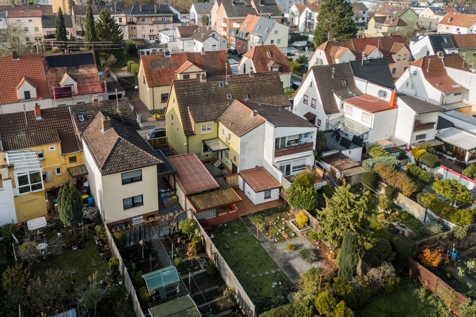 Luftaufnahme von Wohnhäusern mit Gärten und Hinterhöfen in einer Wohngegend.