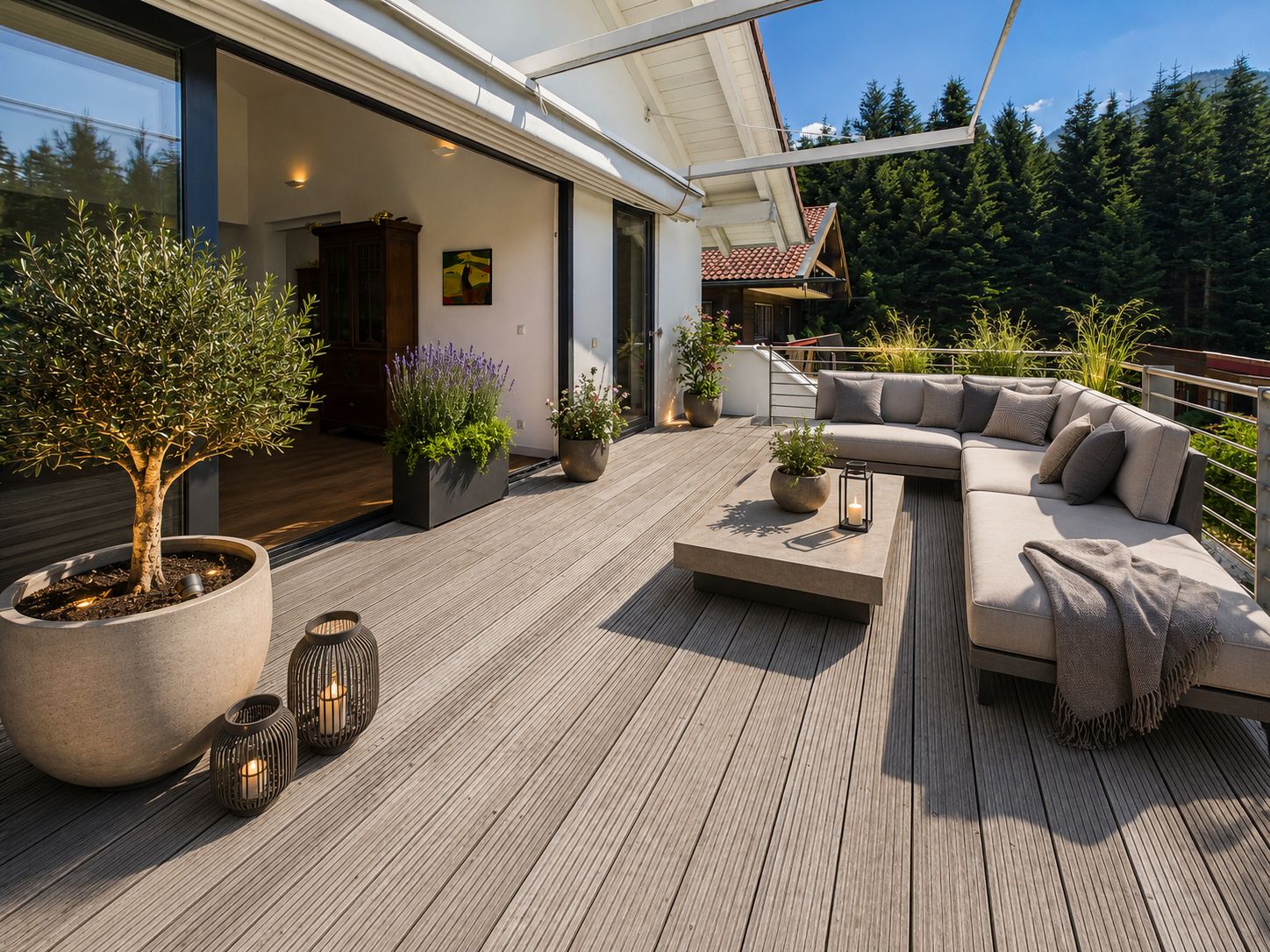 Moderne Terrasse mit Holzbelag, Sitzgruppe, Pflanzen und Laternen, umgeben von Bäumen.
