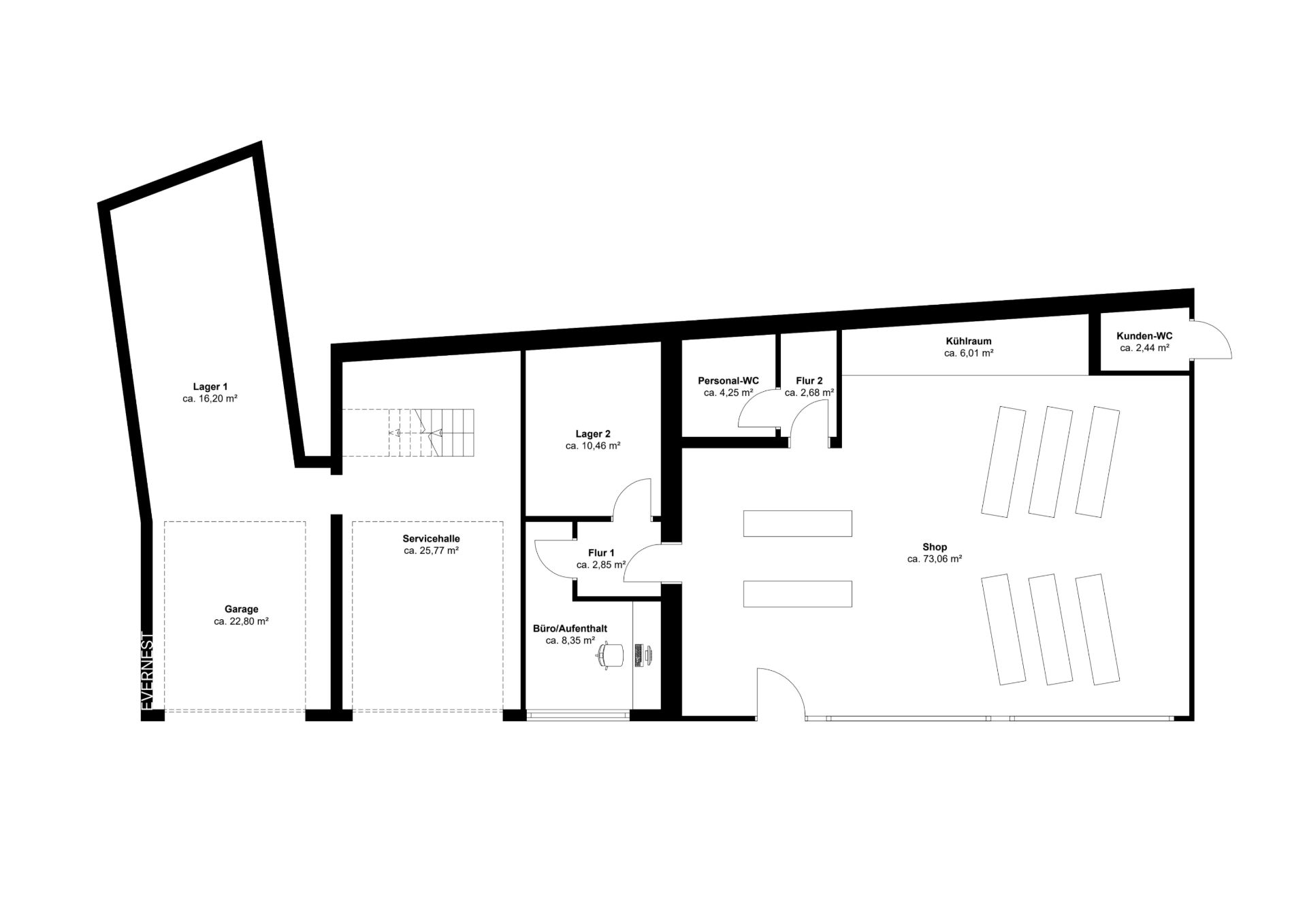 Grundriss mit Garage, Lager, Shop, Küche, Büros und mehreren kleinen Räumen.