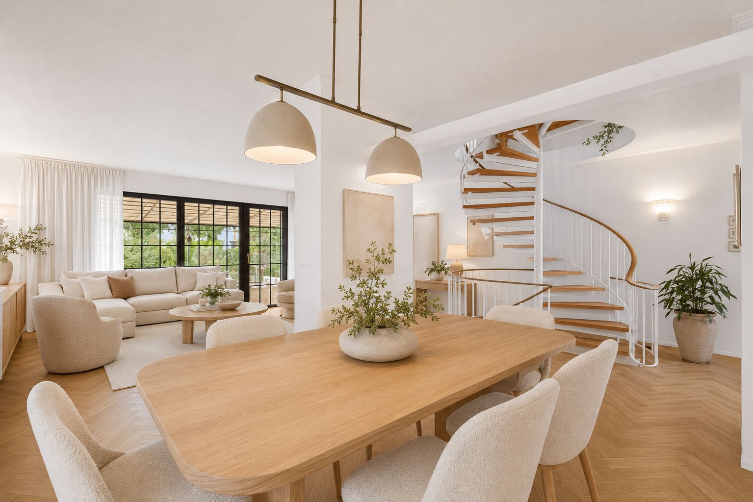 Wohn- und Esszimmer mit Holztisch, weißen Stühlen und Wendeltreppe, große Fenster im Hintergrund.
