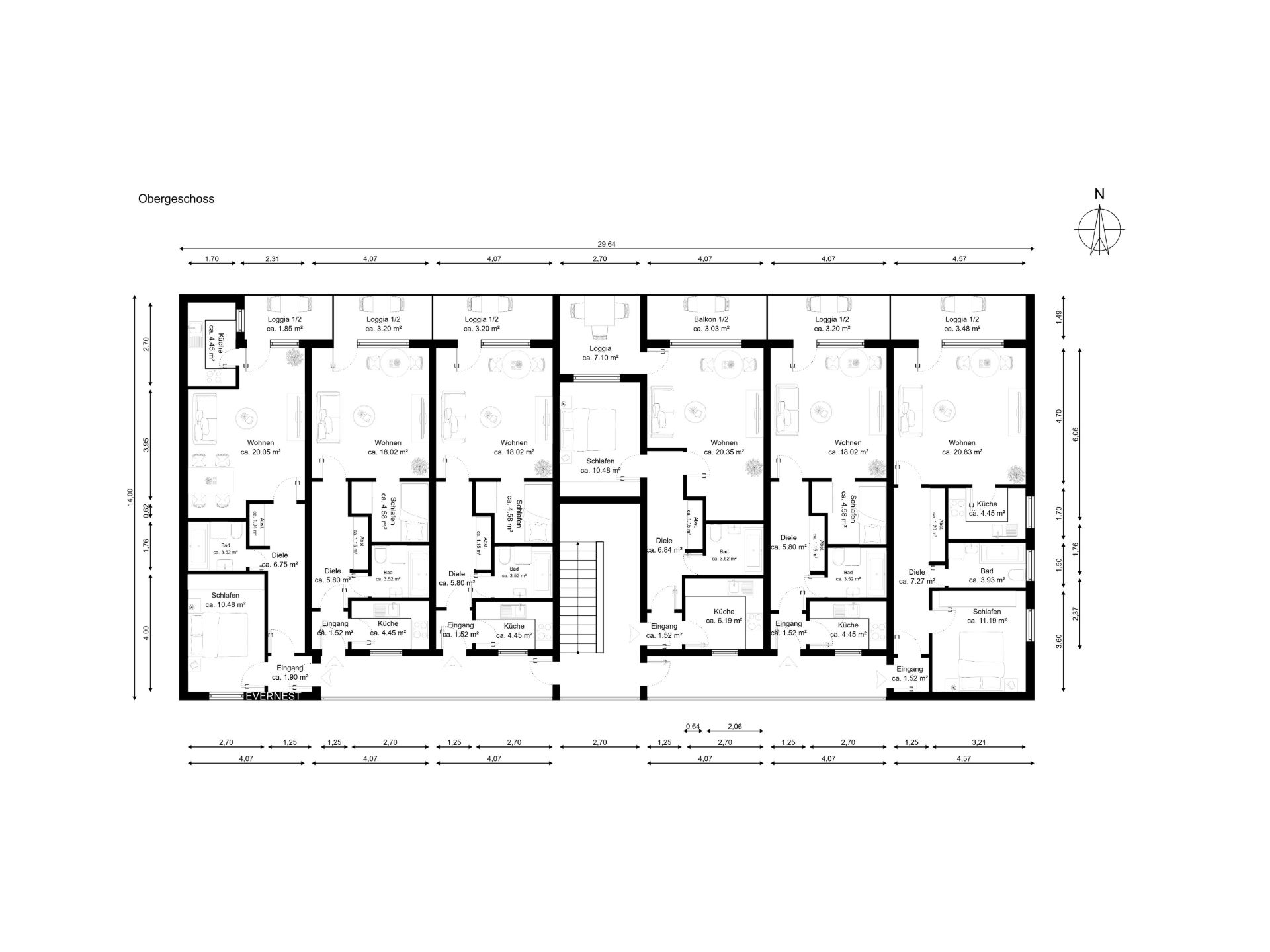Grundriss eines Wohnhauses mit mehreren Wohnungen und zentralem Treppenhaus.