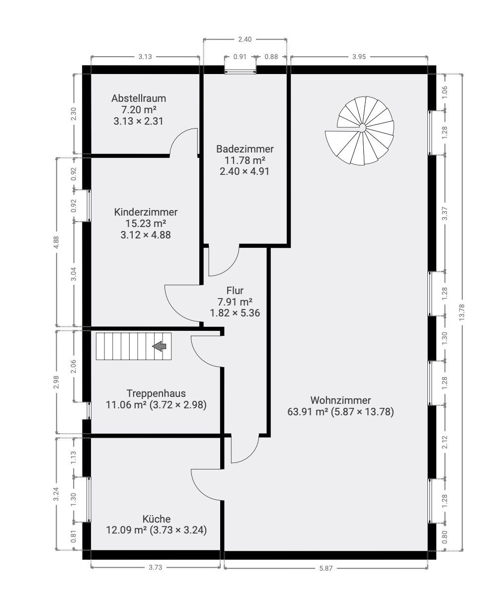 Grundriss einer Wohnung mit Wohnzimmer, Küche, Kinderzimmer, Badezimmer, Flur und Abstellraum.
