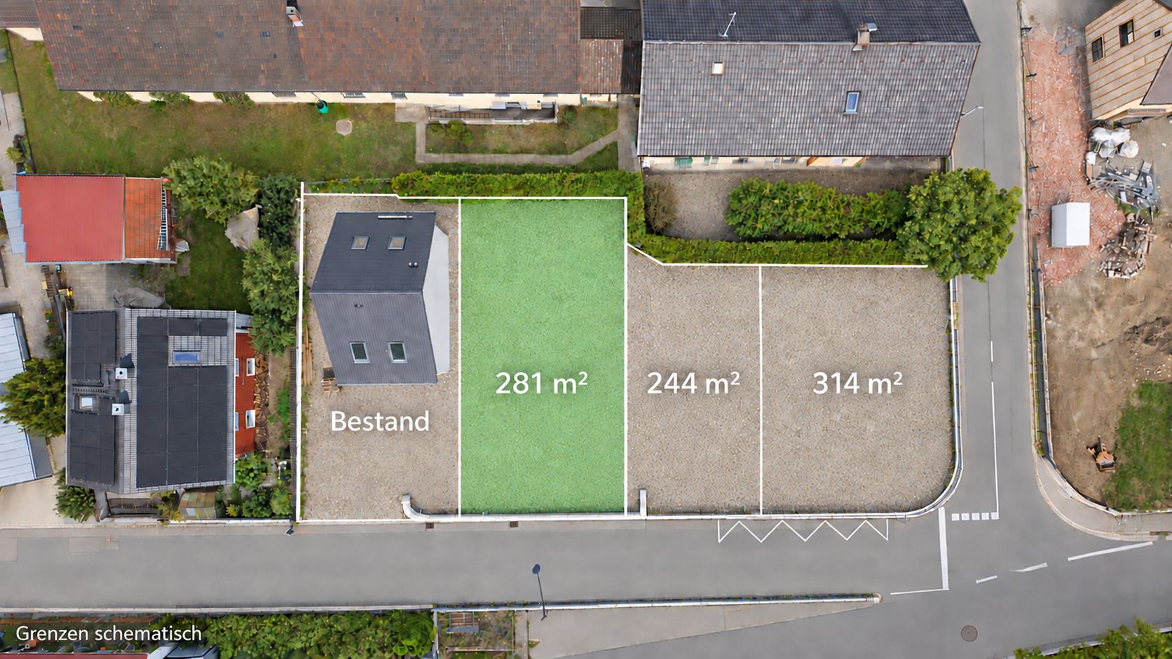 Luftbild von drei nebeneinander liegenden Grundstücken mit Flächenangaben, ein Grundstück mit Haus.