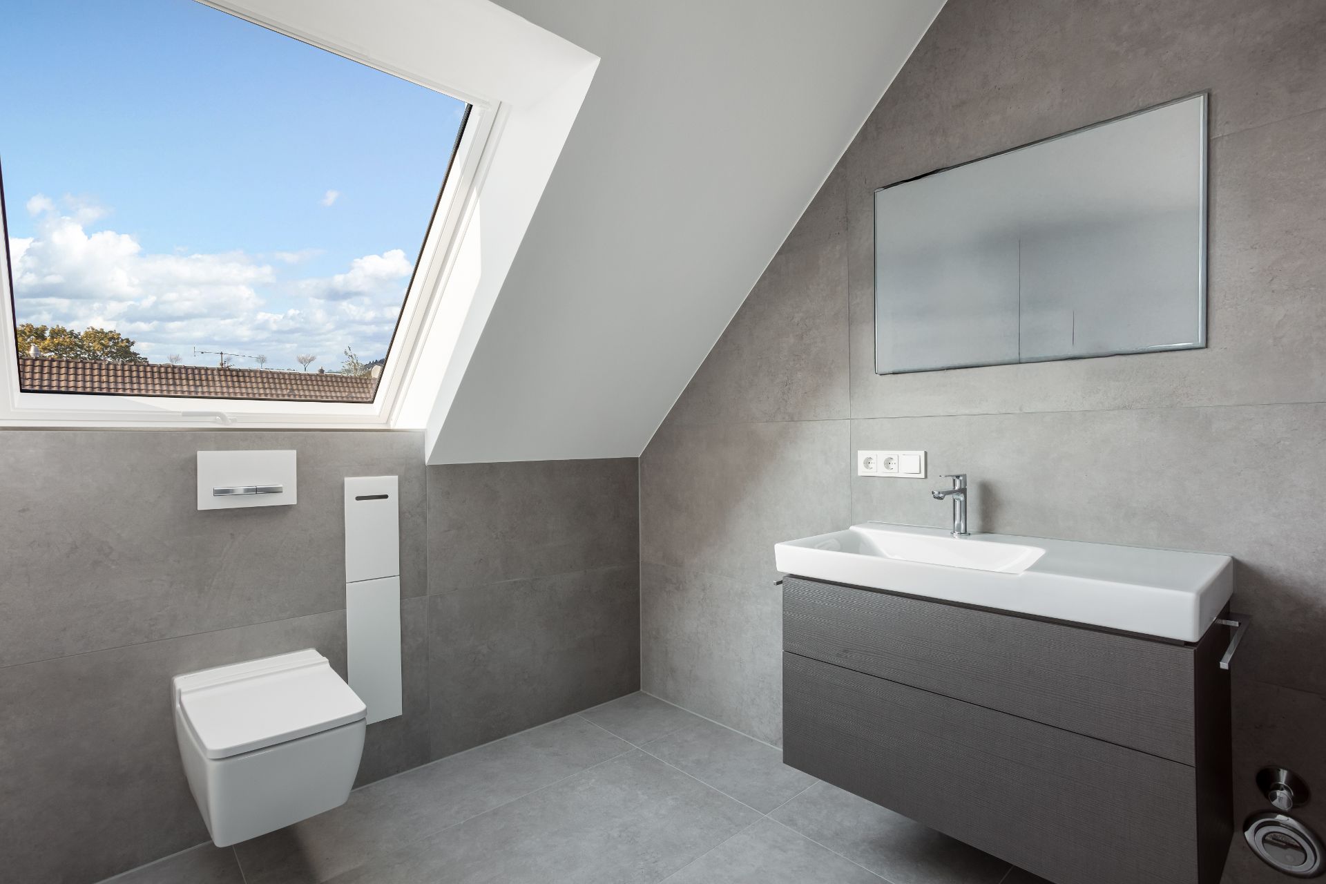 Modernes Badezimmer mit großem Fenster, Wandtoilette, Waschbecken und Spiegel.