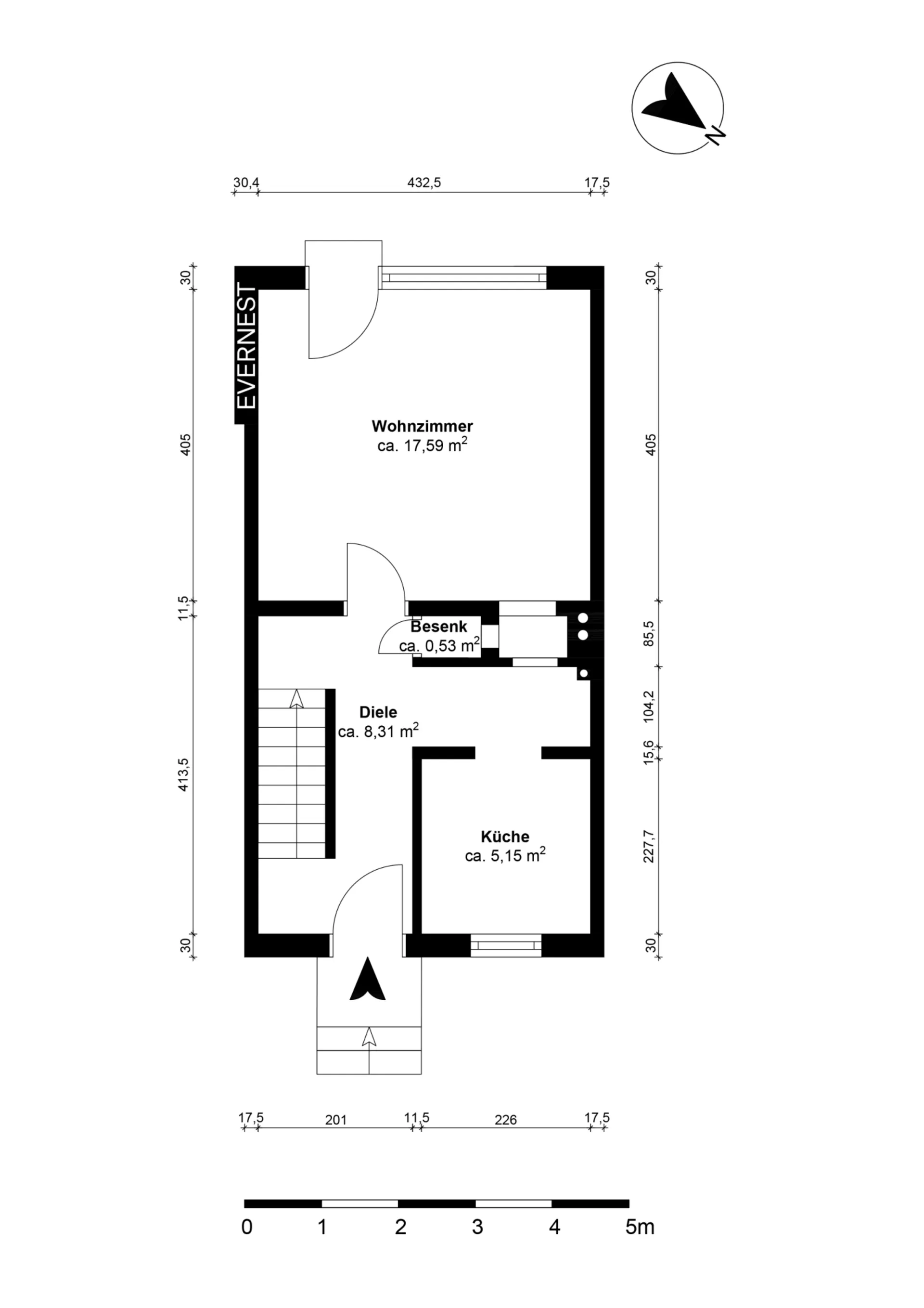 Grundriss mit Wohnzimmer, Küche, Diele, Besenkammer und Treppe, Maße sind angegeben.