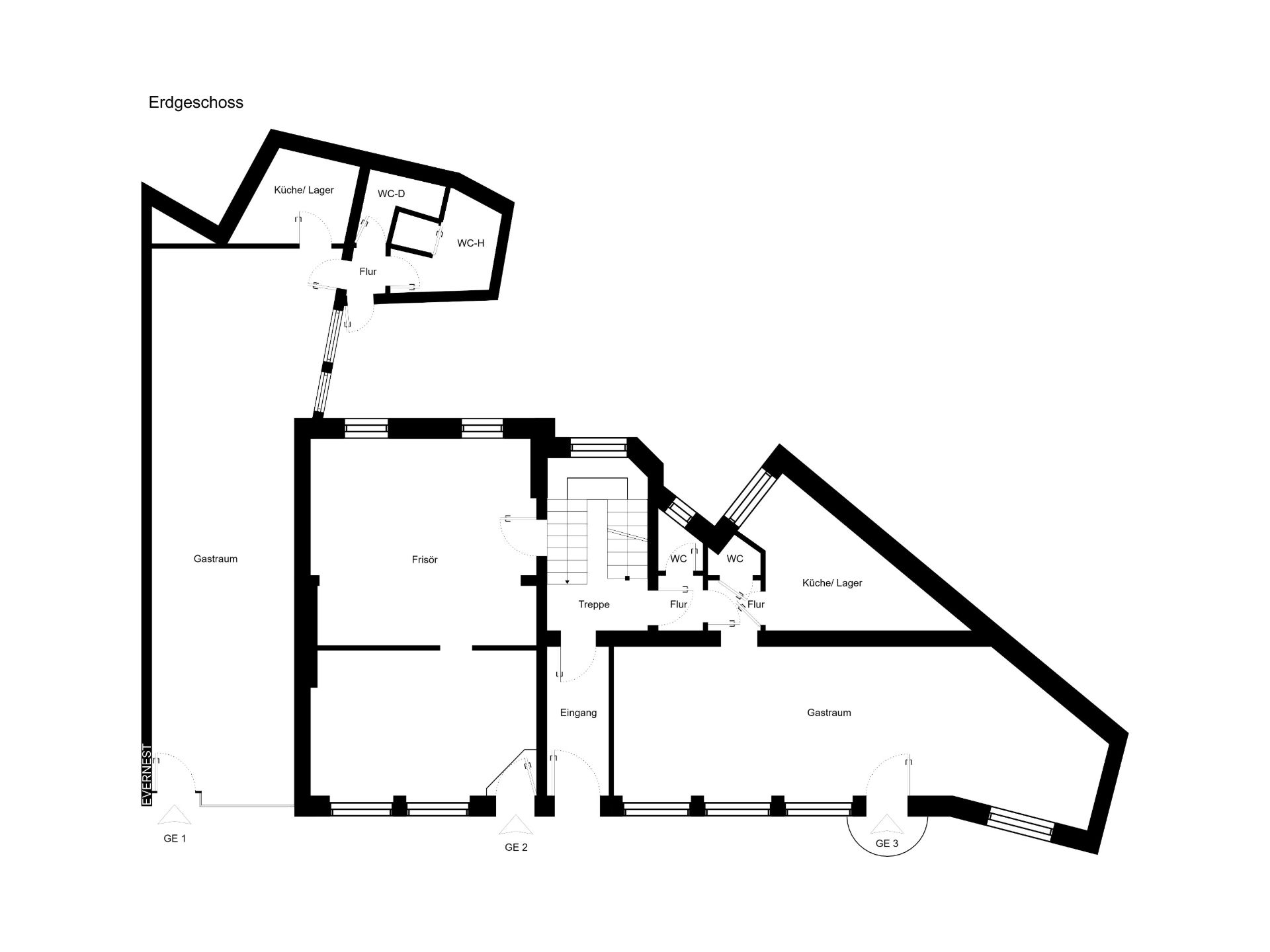 Grundriss des Erdgeschosses mit mehreren Räumen, Fluren, WC und zwei Küchenlagern.