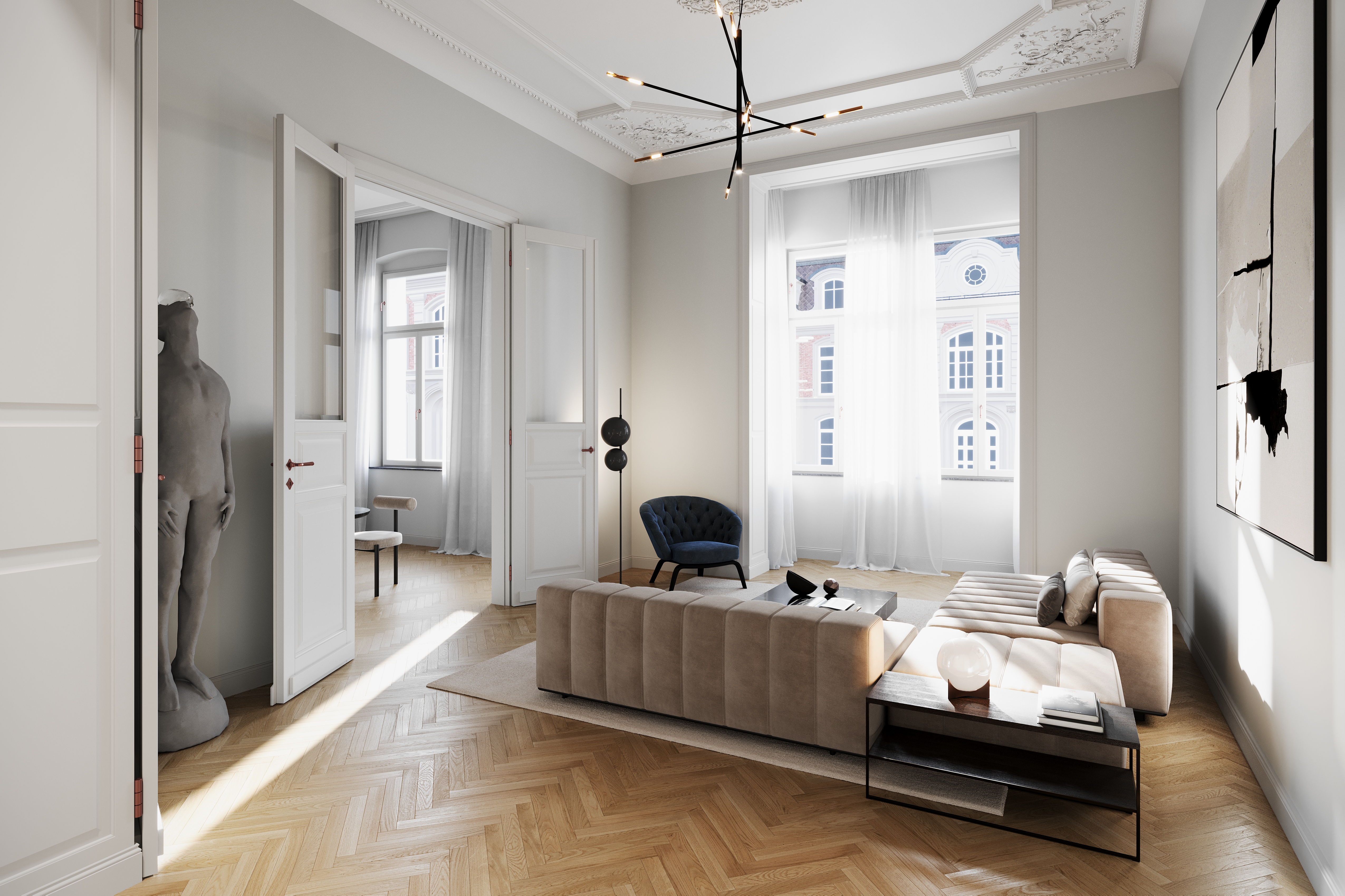 Helles Wohnzimmer mit beigem Sofa, Kunstobjekt, Sesseln und großen Fenstern mit weißen Vorhängen.