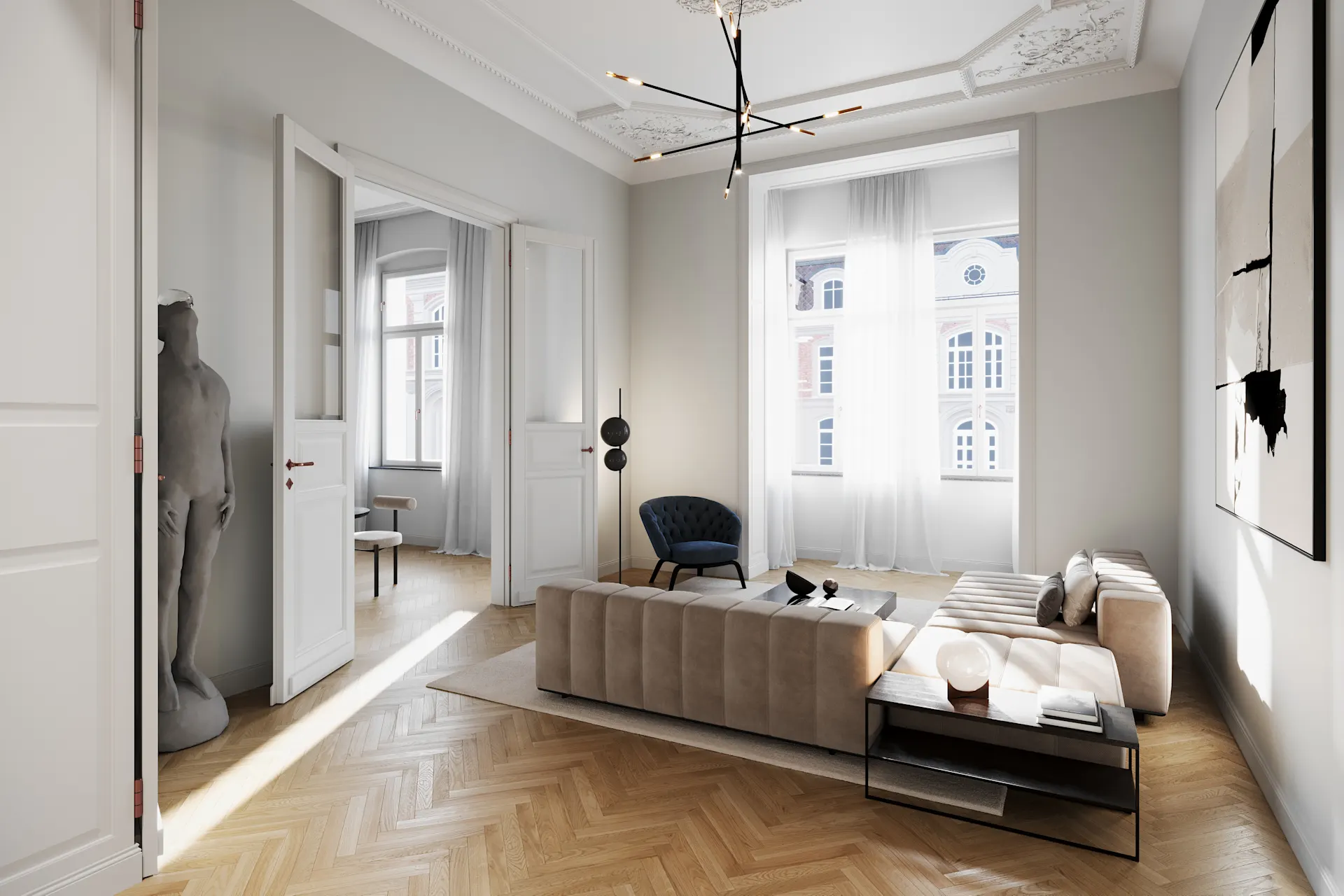 Helles Wohnzimmer mit beigem Sofa, Kunstobjekt, Sesseln und großen Fenstern mit weißen Vorhängen.