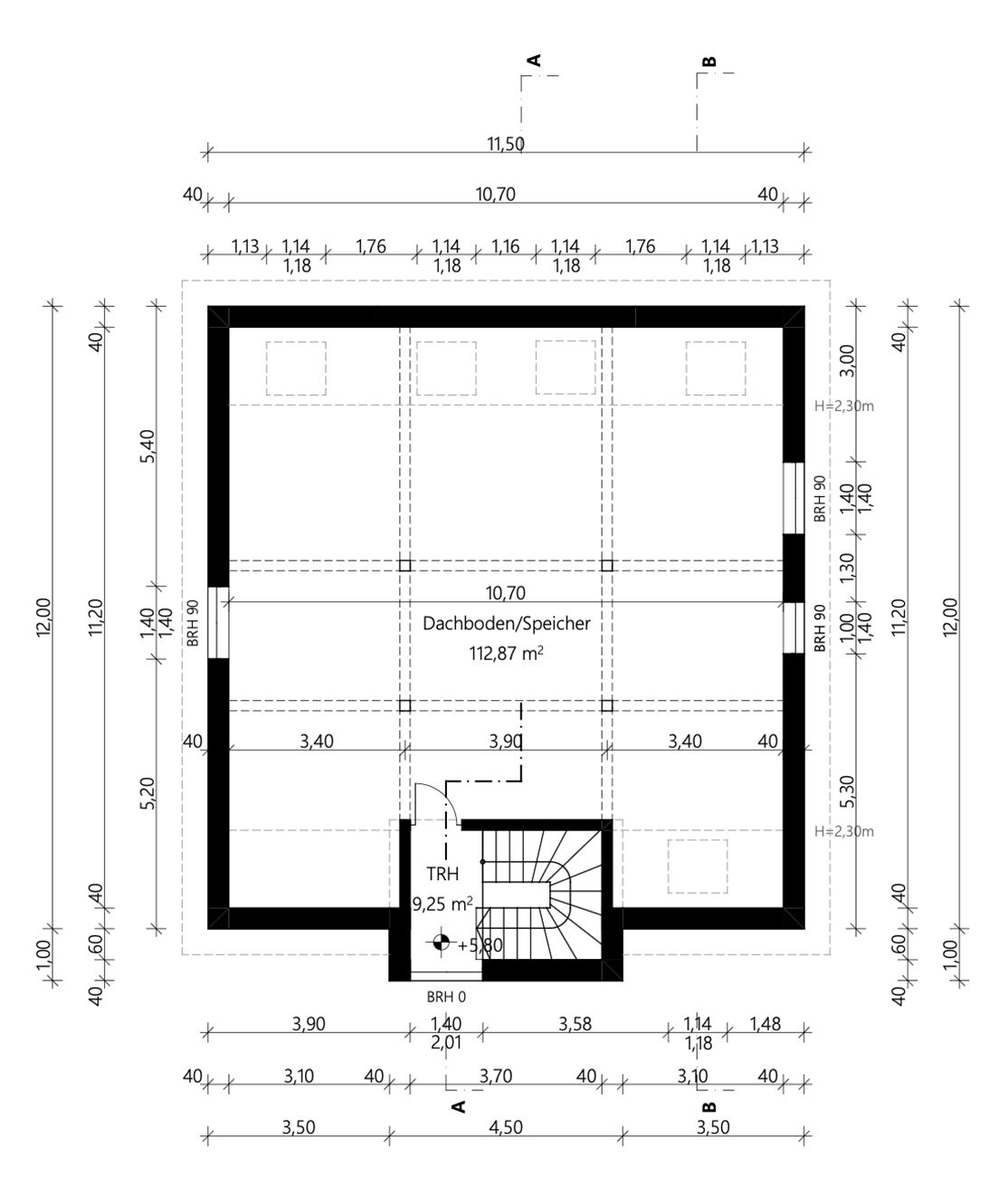 Grundriss eines Dachbodens mit Treppenhaus, Abmessungen und Raumangaben.