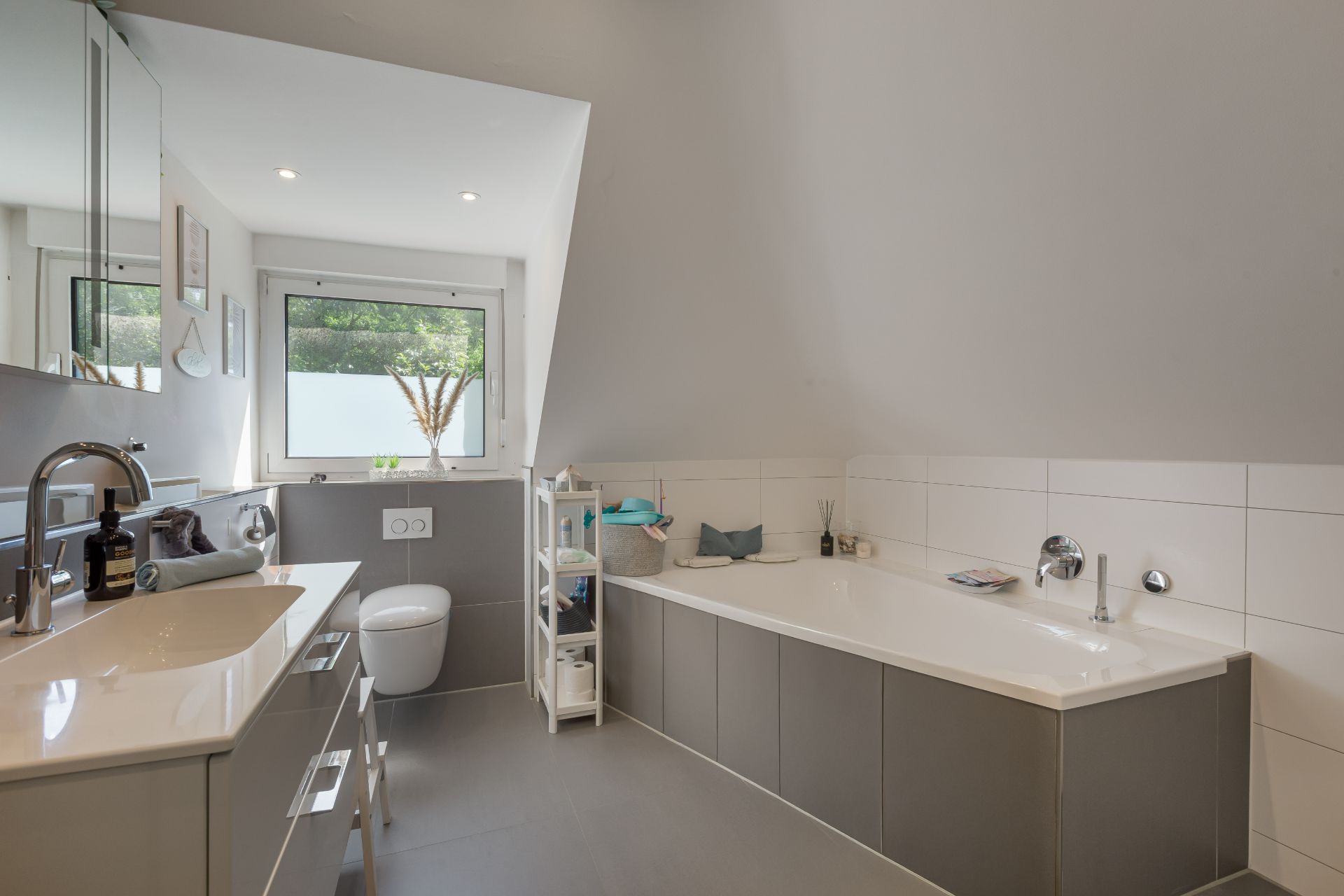 Modernes Badezimmer mit Badewanne, Doppelwaschbecken und Fenster.