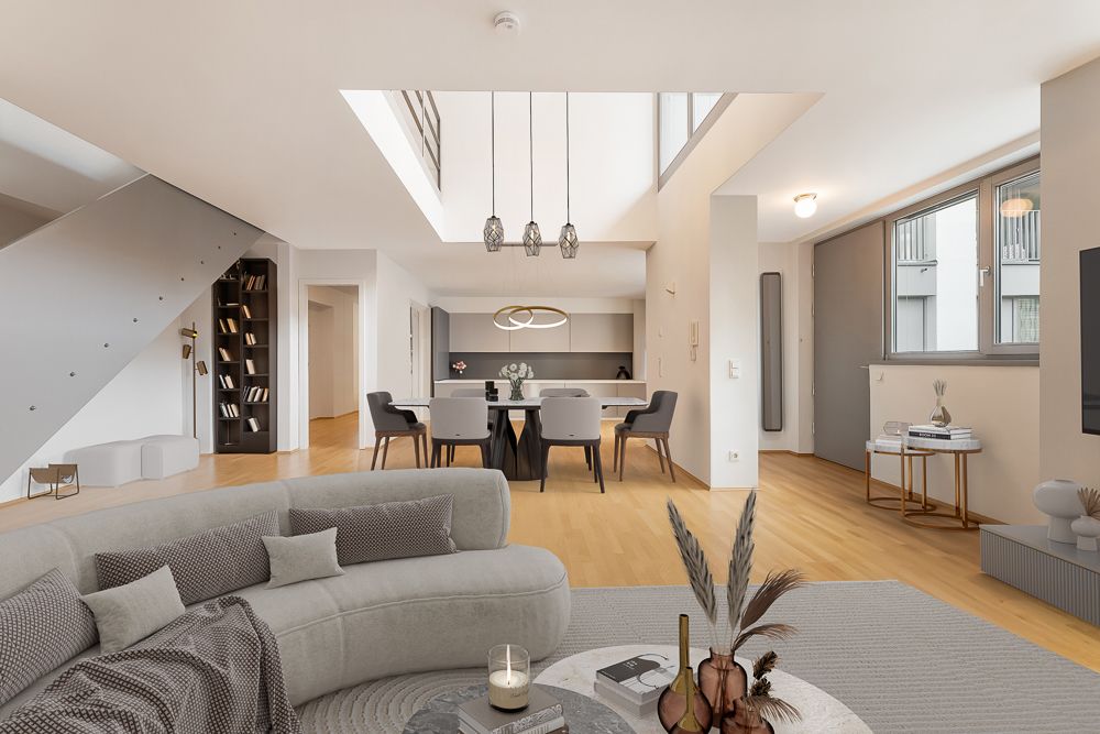 Modernes Wohnzimmer mit runder Couch, Esstisch, großen Fenstern und Holzfußboden.