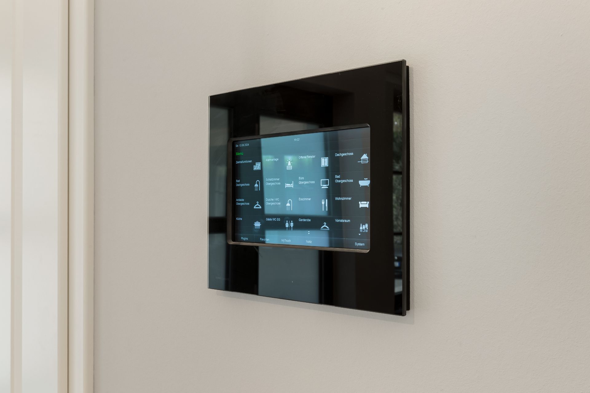 Ein Touchscreen-Bedienfeld an einer weißen Wand.