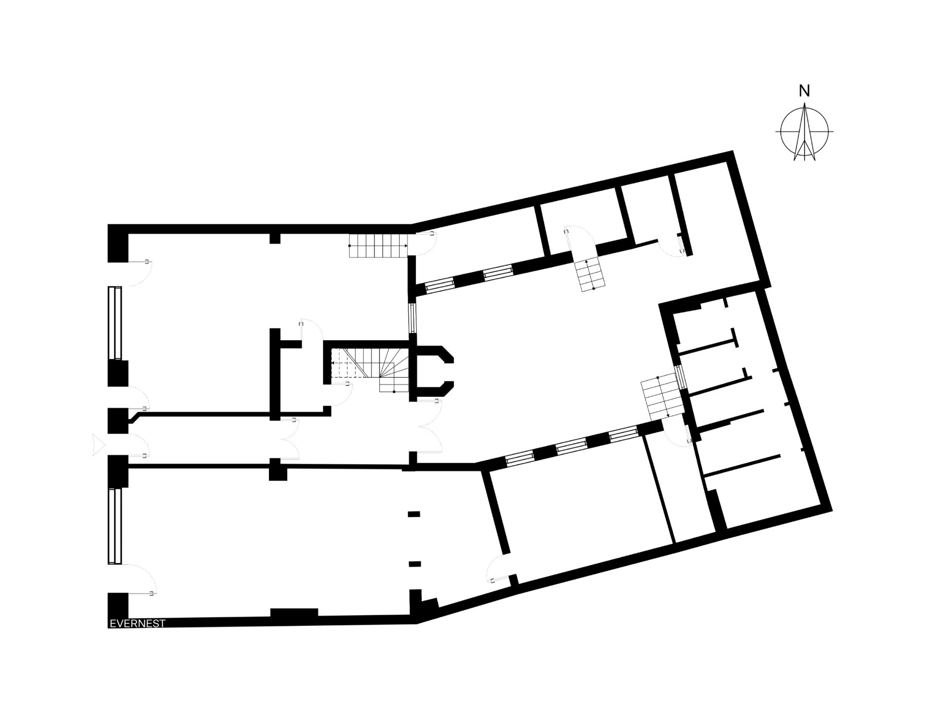 Schwarz-weißer Grundriss einer Wohneinheit mit mehreren Zimmern und Treppenhaus.