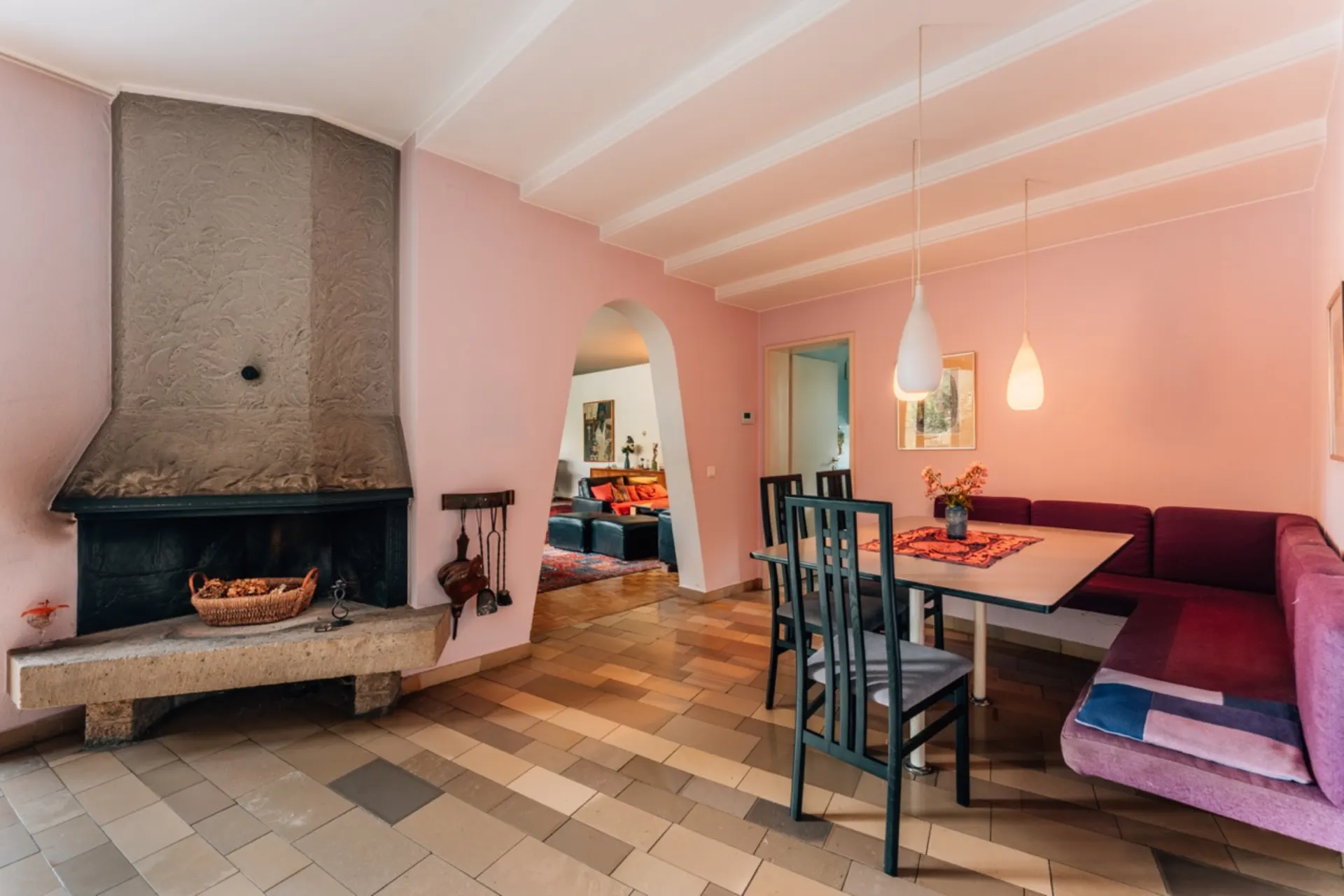 Essbereich mit Eckbank, Tisch, Stühlen und Kamin im Wohnzimmer einer Wohnung.