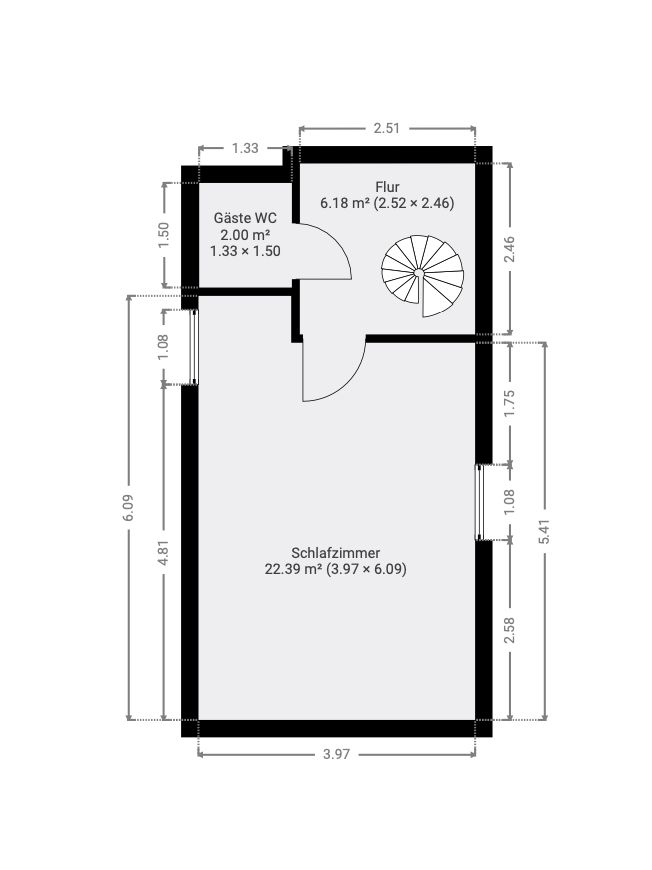 Grundriss mit Schlafzimmer, Flur, Wendeltreppe und Gäste-WC. Maße sind eingezeichnet.