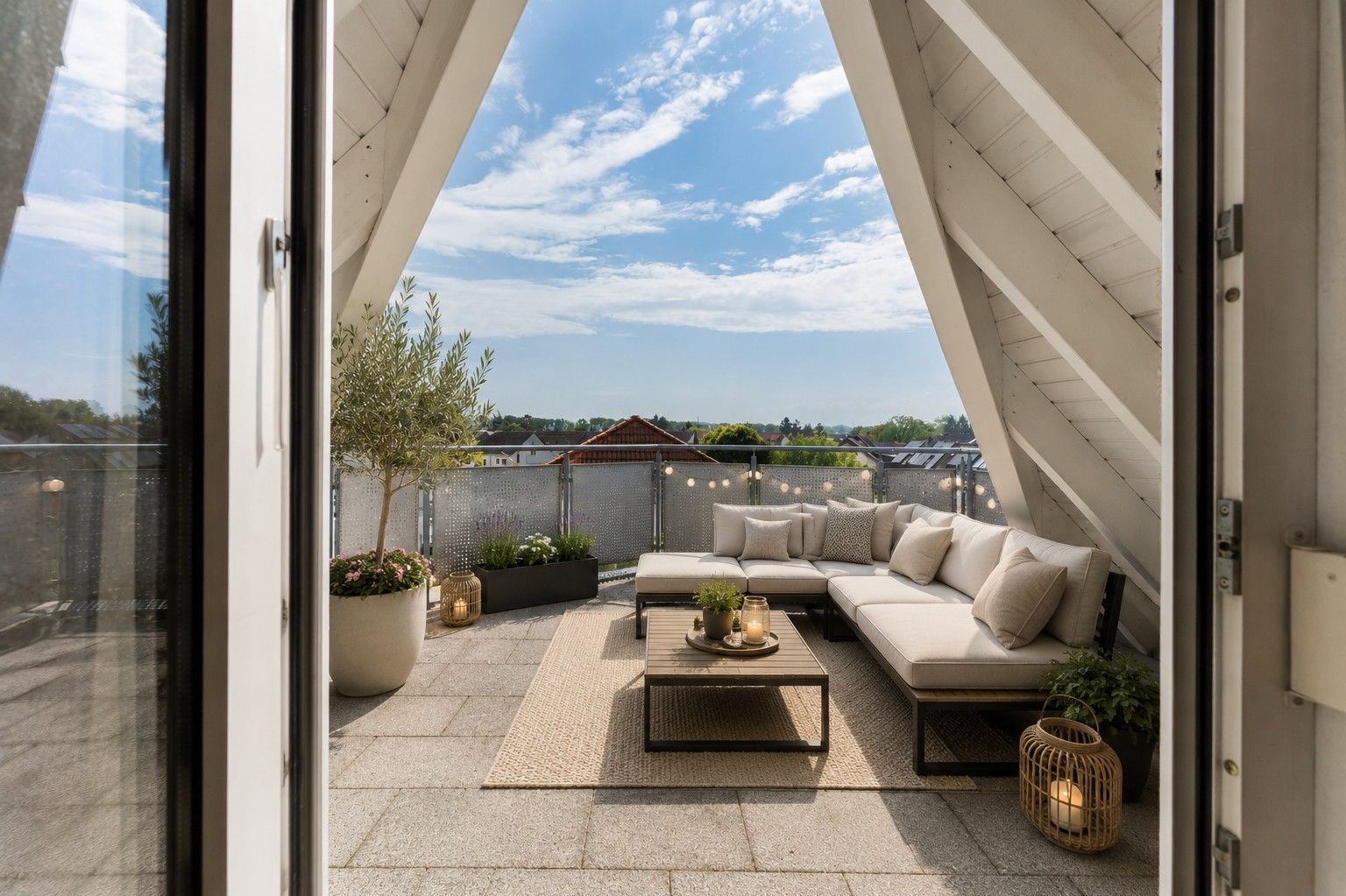 Moderne Dachterrasse mit Sitzgruppe, Pflanzen und Tisch unter offenem Himmel.