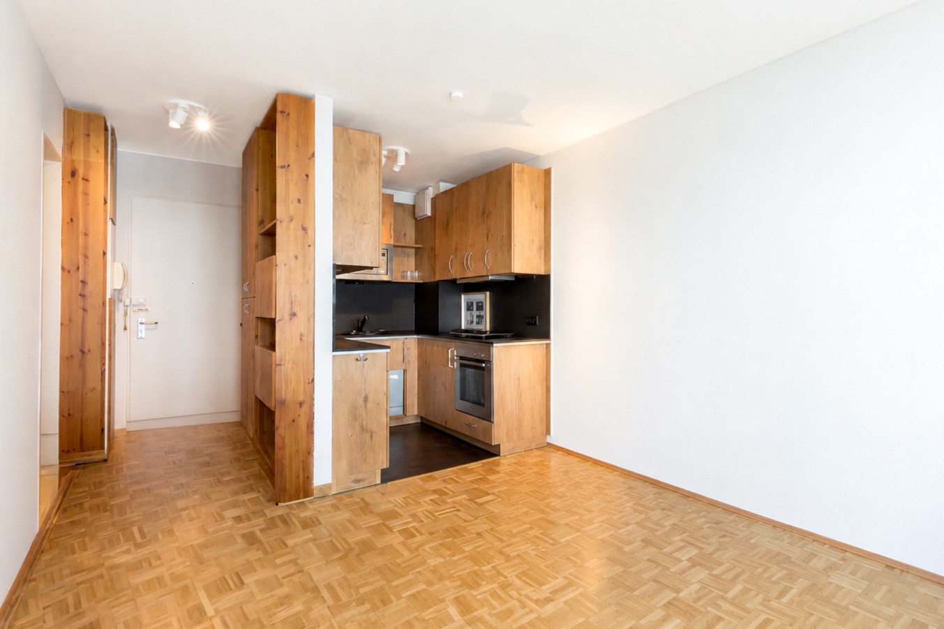 Helle Wohnung mit offener Holzküche und Parkettboden.