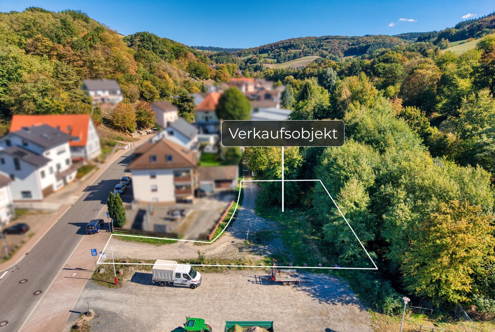 Luftaufnahme eines Grundstücks am Waldrand, mit Verkaufshinweis markiert.