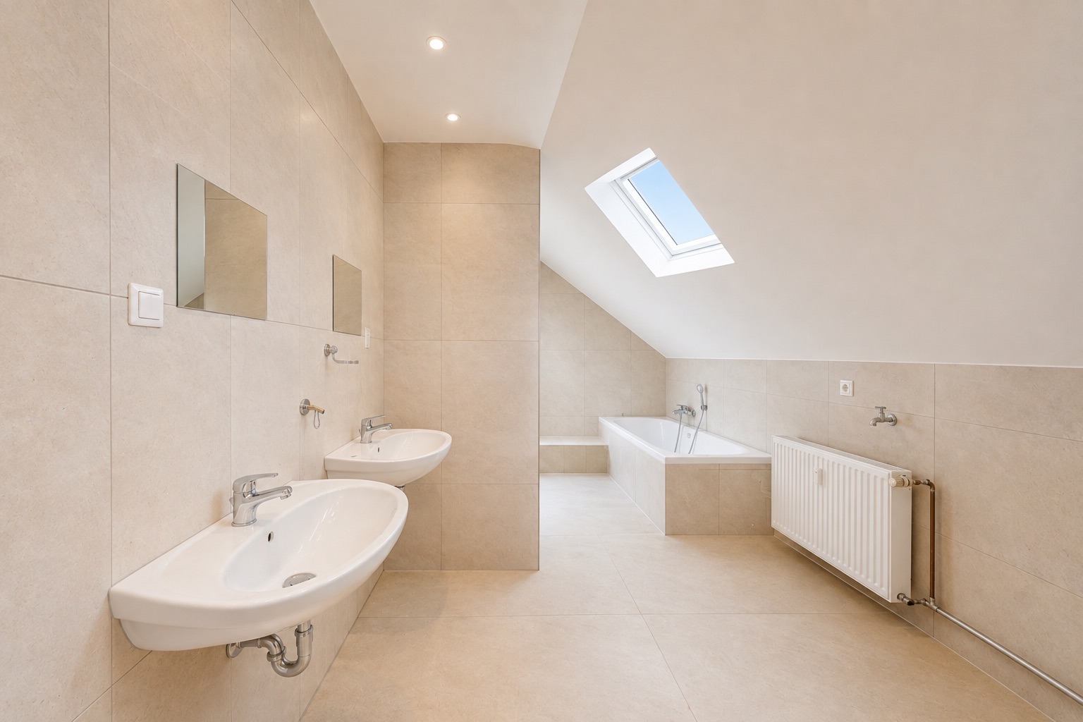 Modernes Badezimmer mit zwei Waschbecken, Badewanne, zwei Spiegeln und Dachfenster.