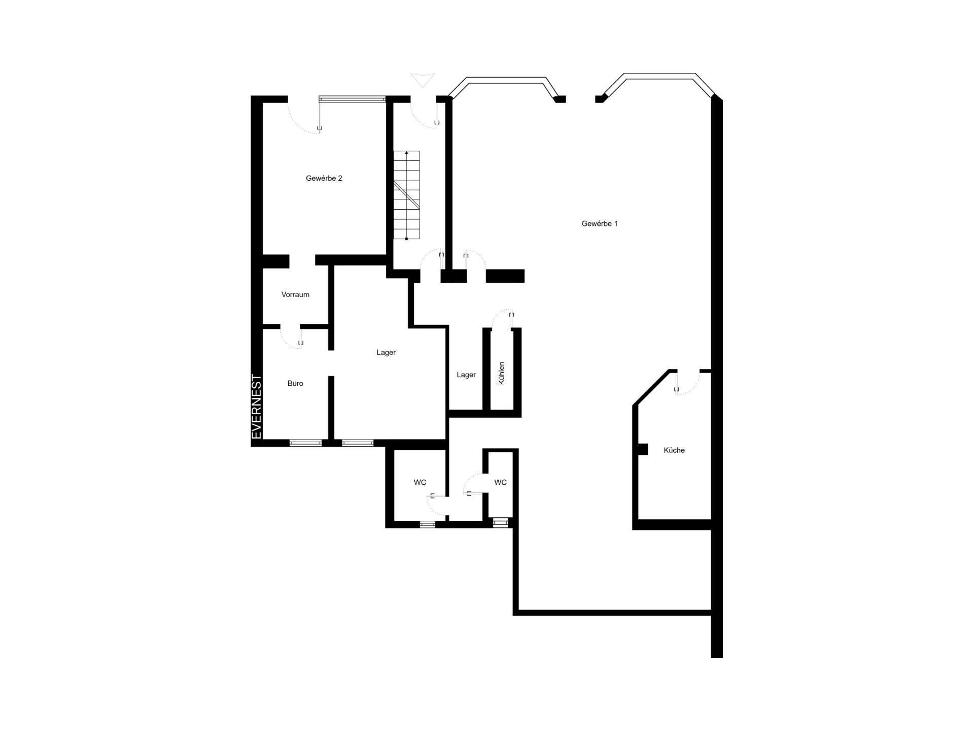 Grundriss mit zwei großen Räumen, Küche, Büro, Vorräumen, mehreren Lagerräumen und zwei WCs.