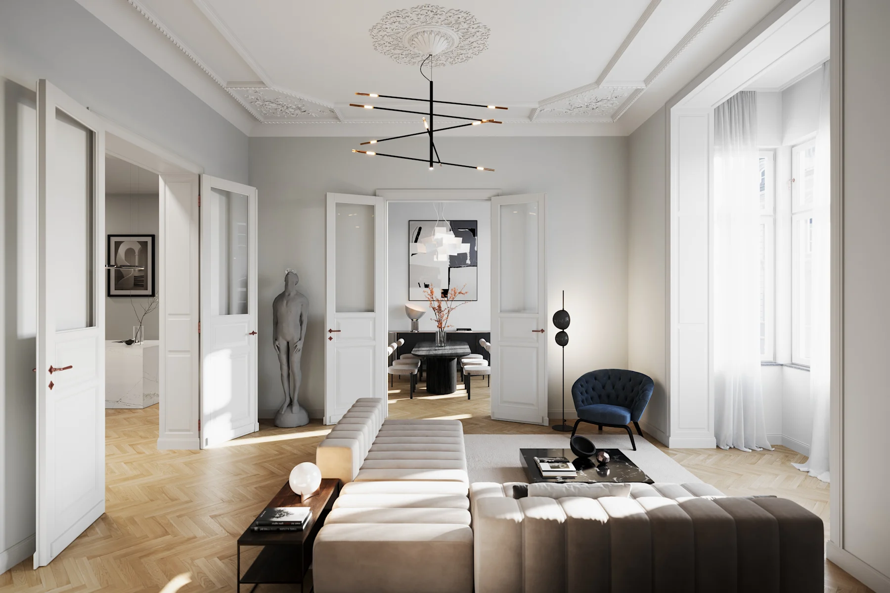 Modernes Wohnzimmer mit Sofa, blauem Sessel, Couchtisch und Kronleuchter, großes Fenster mit weißen Vorhängen.