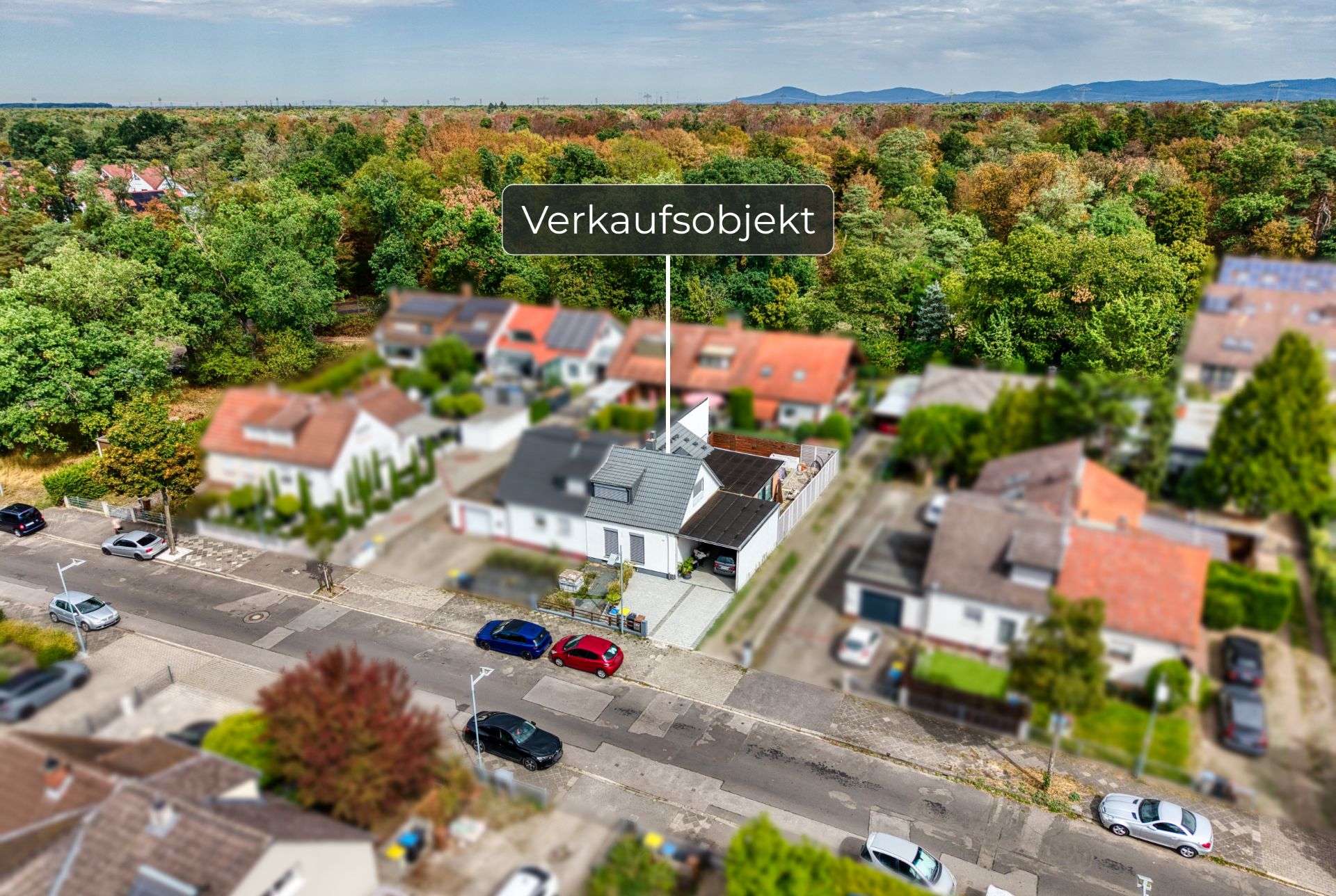 Luftaufnahme eines Einfamilienhauses in einer Wohnsiedlung mit Markierung 'Verkaufsobjekt'.