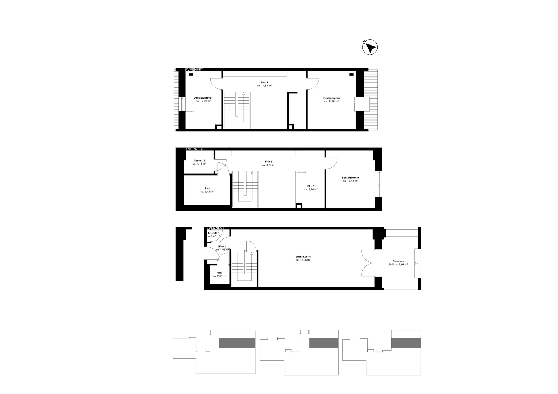 Grundriss eines mehrstöckigen Wohnhauses mit Zimmern, Fluren, Bad und Terrasse.