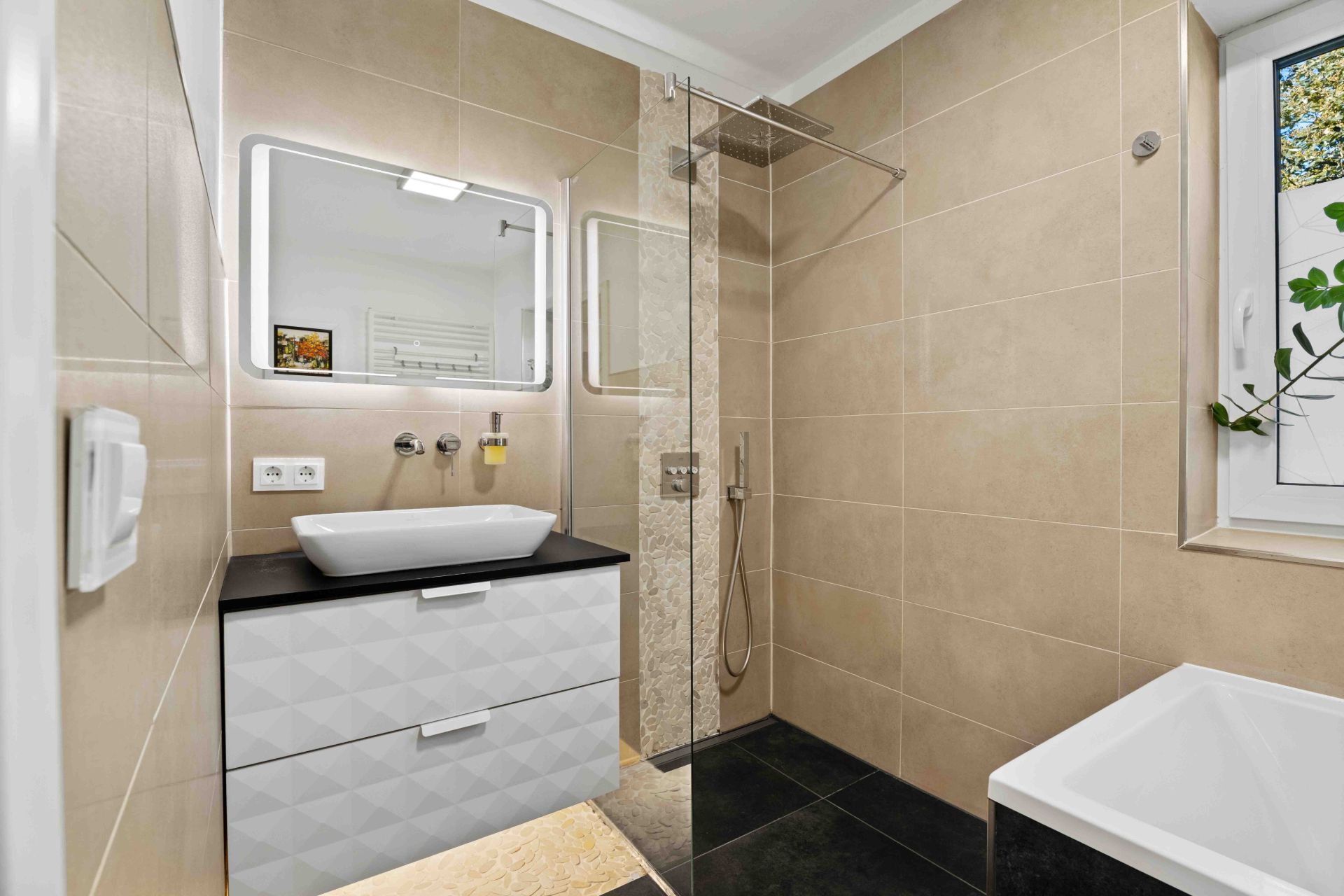 Modernes Badezimmer mit Waschtisch, Spiegel, begehbarer Dusche und Fenster.
