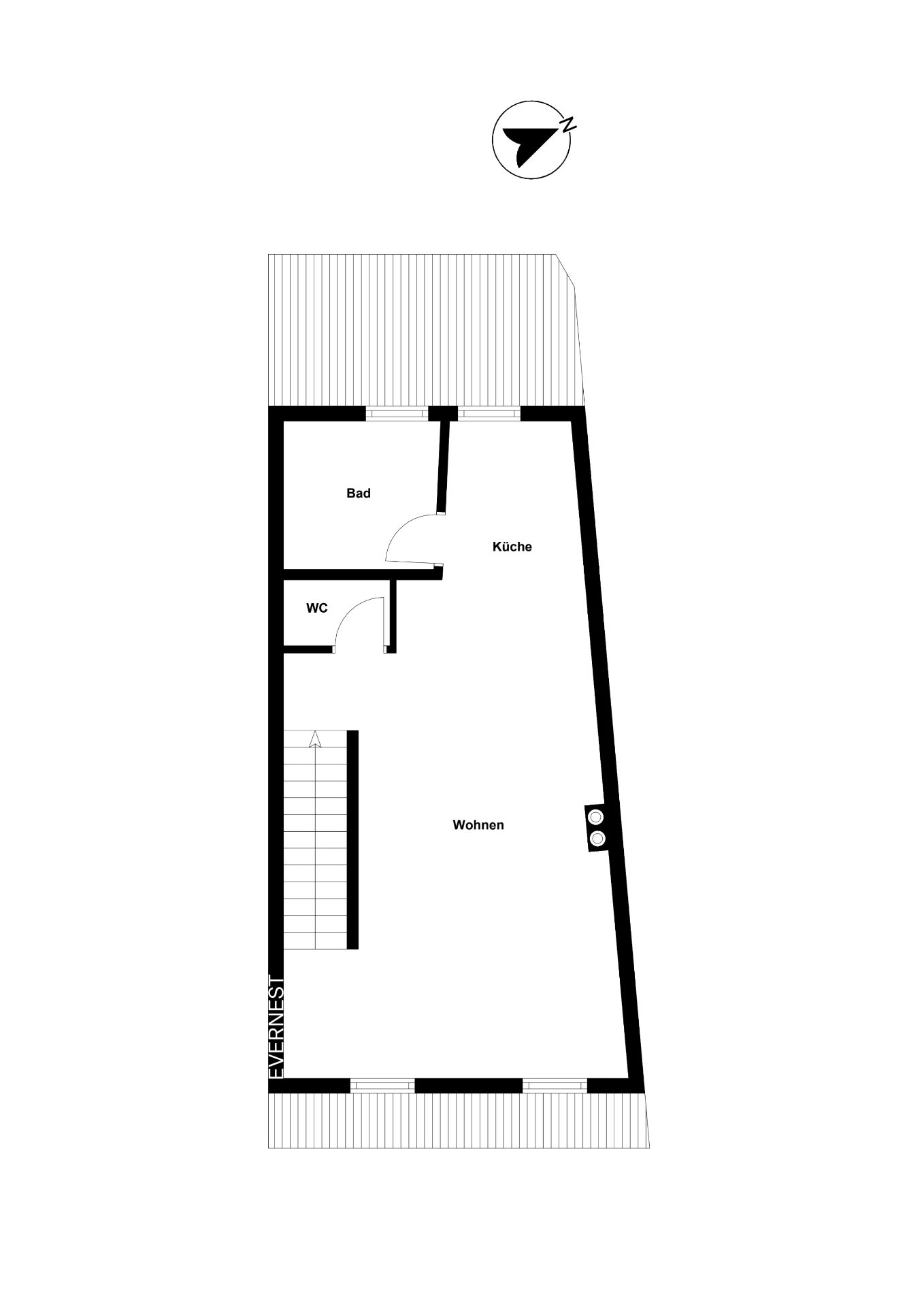 Grundriss mit Wohnzimmer, Küche, Bad und WC, sowie einer Treppe.