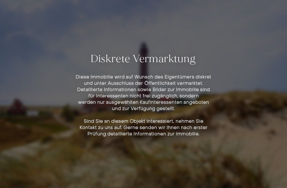 Unscharfes Bild einer Landschaft mit Text zur diskreten Vermarktung einer Immobilie in der Bildmitte.