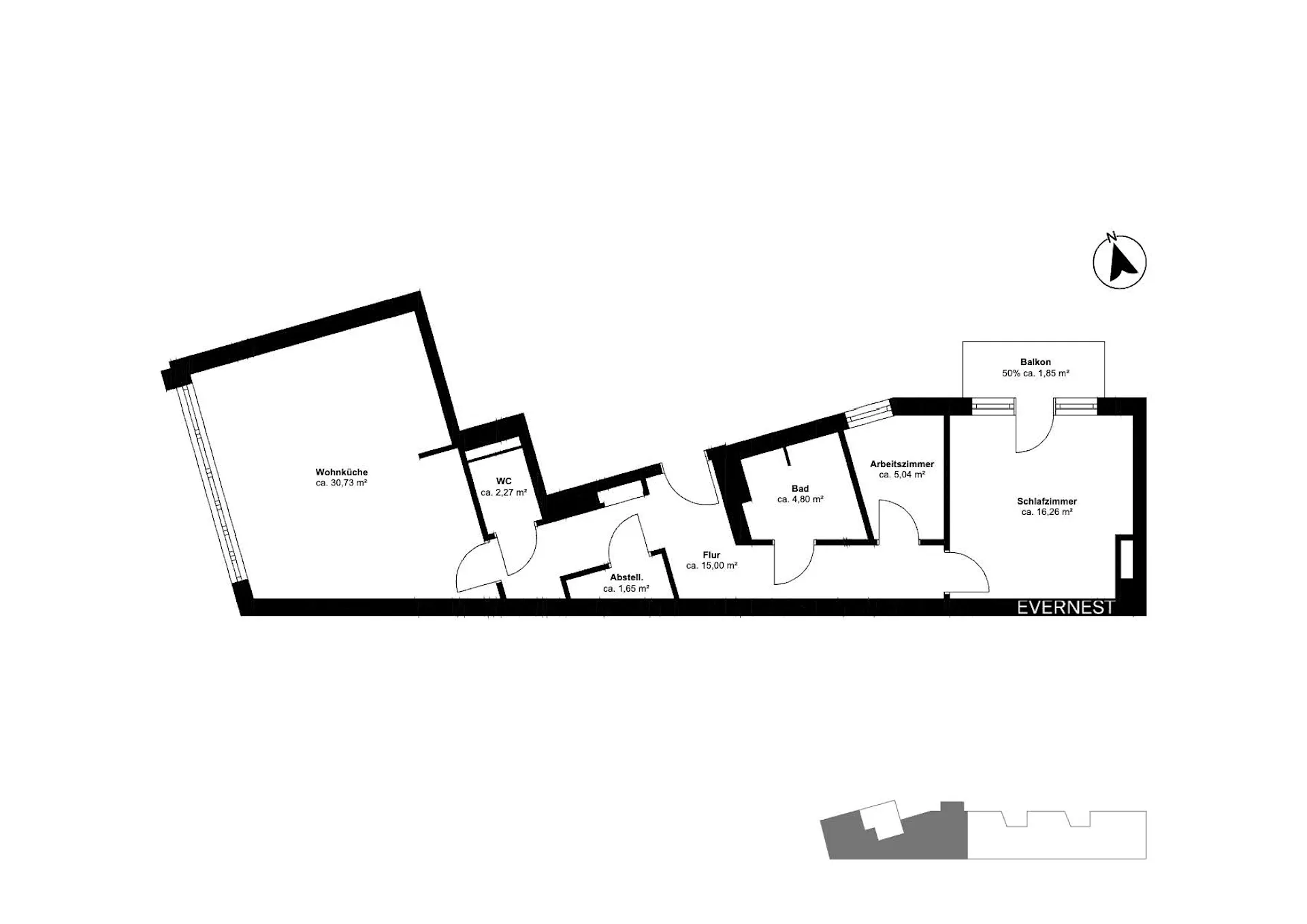 Wohnungsgrundriss mit Wohnküche, Bad, WC, Schlafzimmer, Arbeitszimmer, Flur, Abstellraum und Balkon.