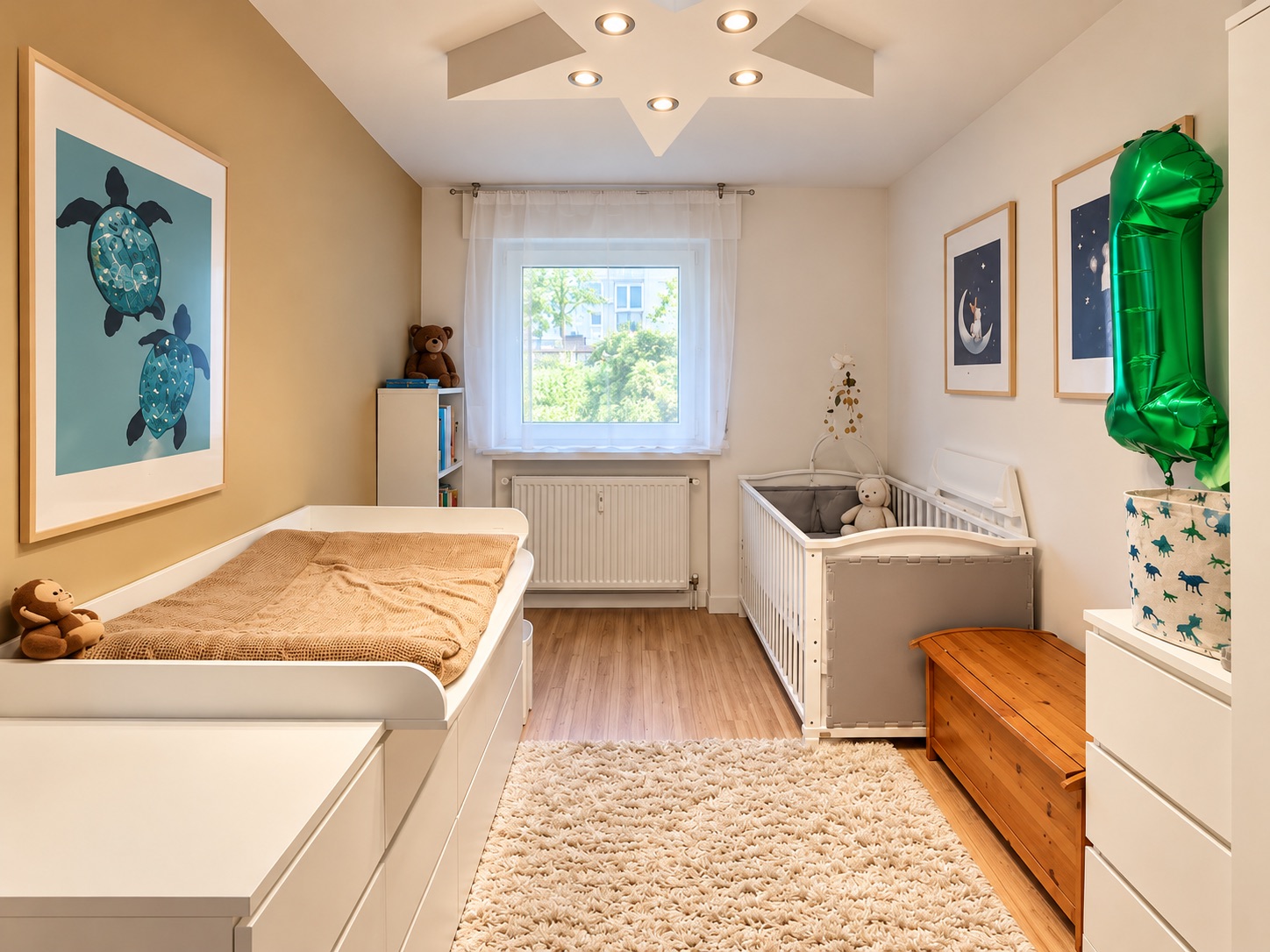 Helles Kinderzimmer mit Bett, Gitterbett, Teppich und Wandbildern, Fenster mittig an der Rückwand.