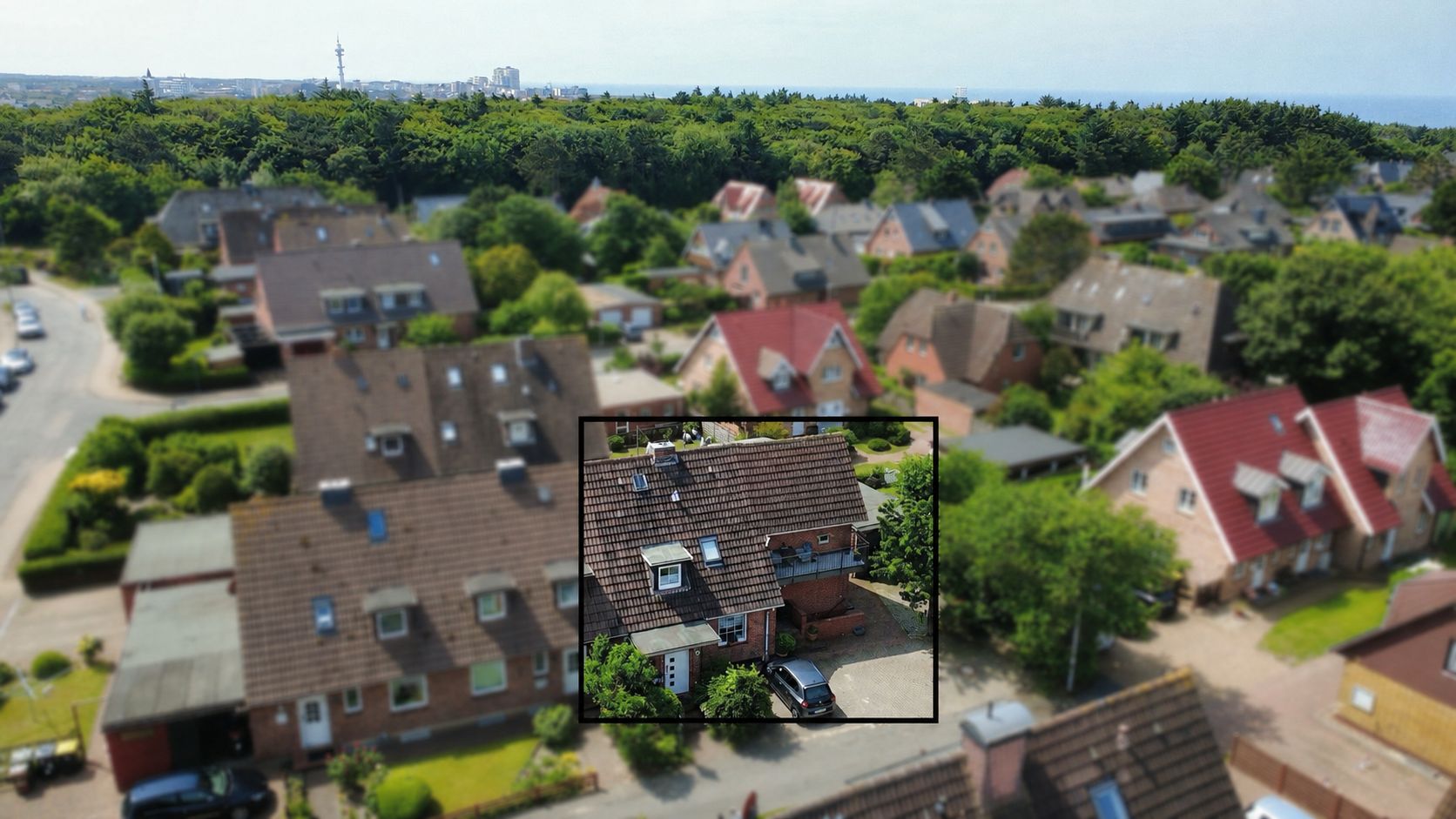 Luftaufnahme eines Wohnviertels mit einem hervorgehobenen Einfamilienhaus und Auto vor dem Haus.