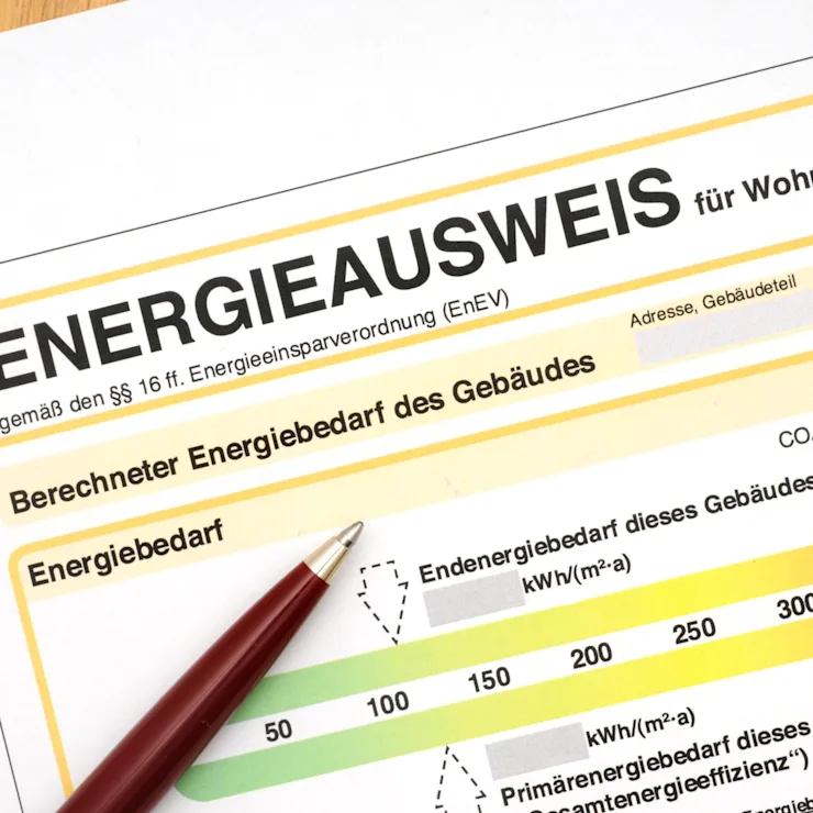Ein Energieausweis für ein Wohngebäude mit einem Kugelschreiber auf dem Dokument.