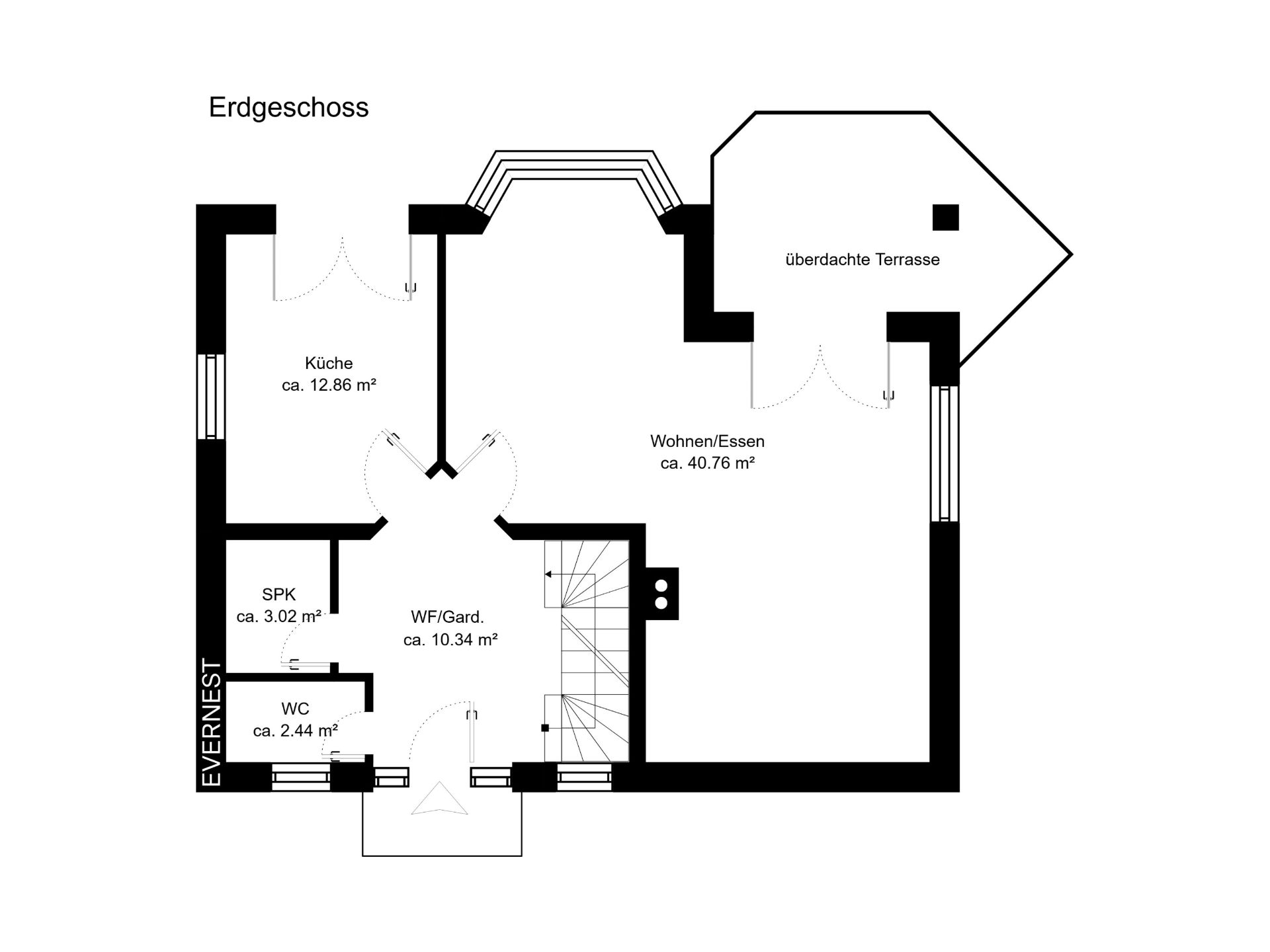 Grundriss des Erdgeschosses mit Küche, Wohn-Essbereich, WC, Garderobe, Speisekammer und Terrasse.