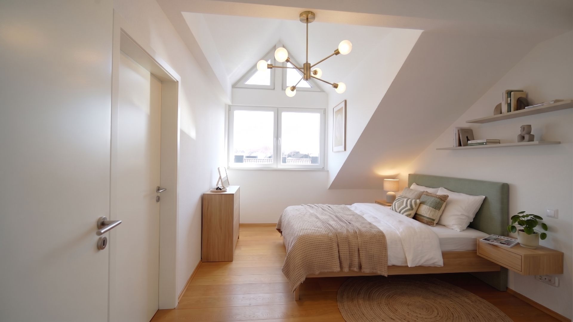 Helles Schlafzimmer mit Doppelbett, Holzfußboden, Fenster und moderner Deckenleuchte.