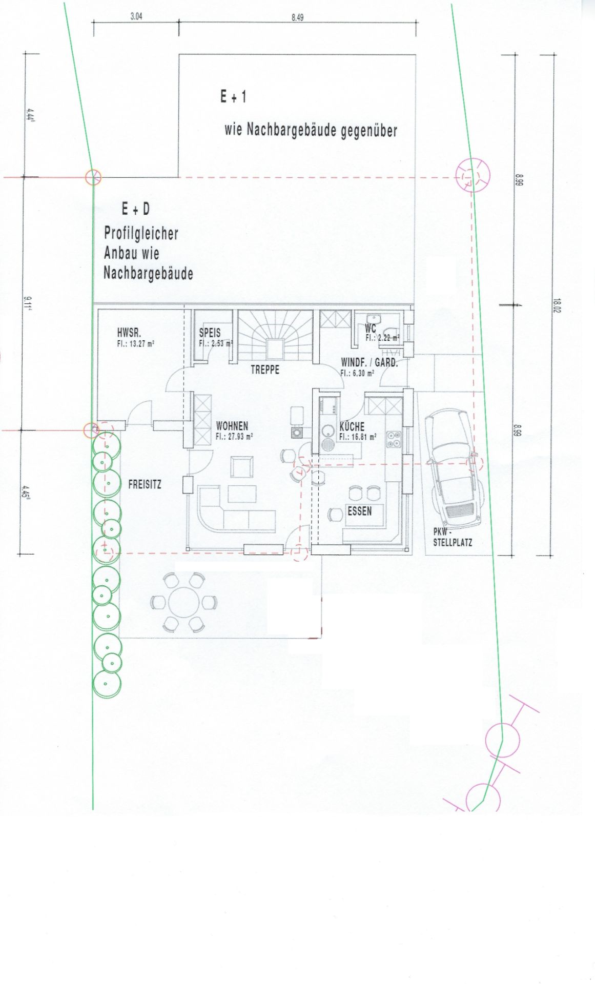Grundriss eines Erdgeschosses mit Wohn-, Ess-, Küchenbereichen, WC, Abstellräumen und PKW-Stellplatz.