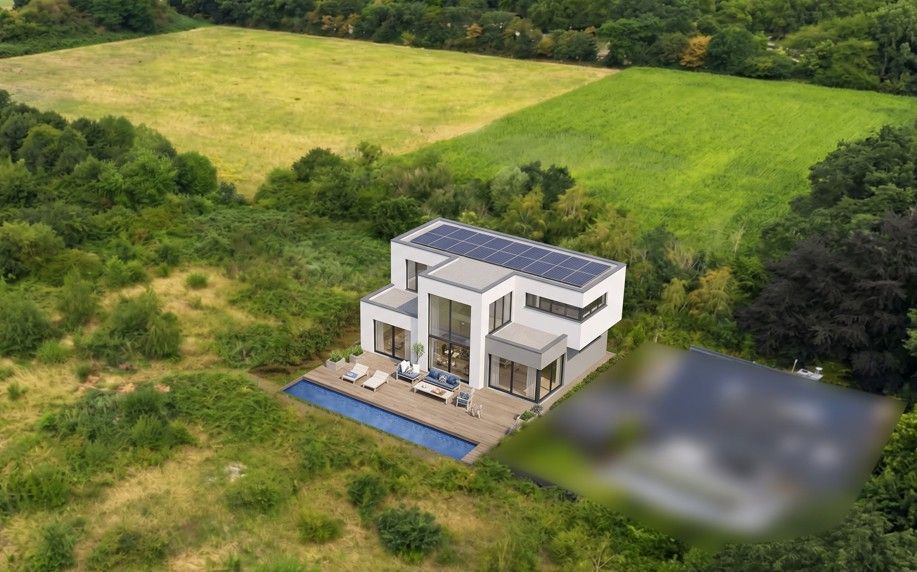 Modernes weißes Haus mit Solarpanelen, Terrasse und Pool in grüner Landschaft.