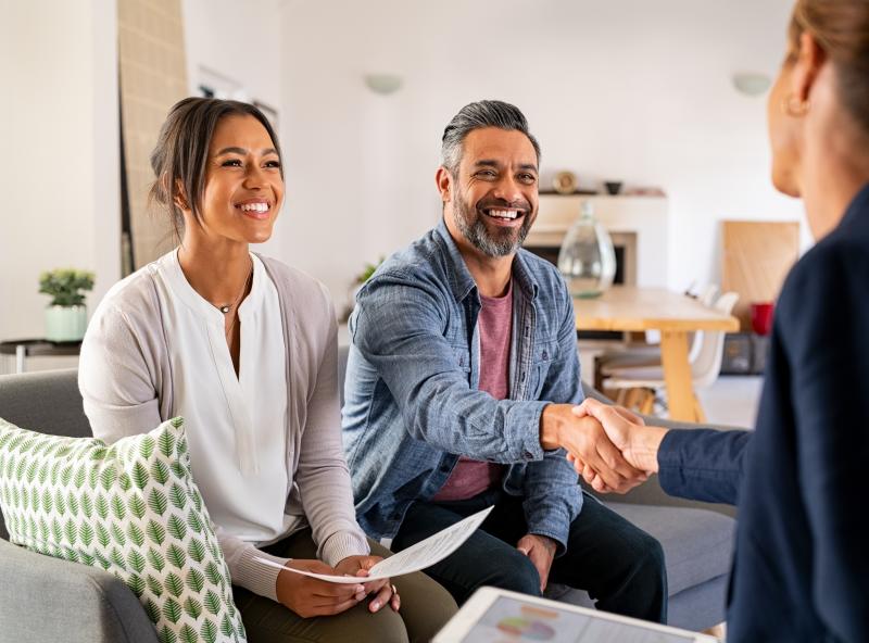 Paar schließt einen Vertrag ab, Quelle: iStock