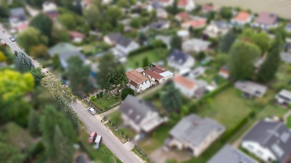 Luftaufnahme eines Wohnhauses mit Garten in einem Wohnviertel.