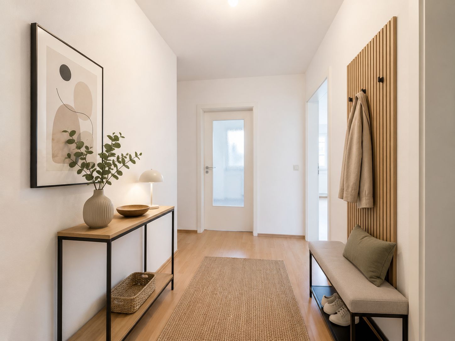 Heller Flur mit Holzbank, Garderobe, Teppich, Konsole mit Pflanze und abstraktem Bild an der Wand.
