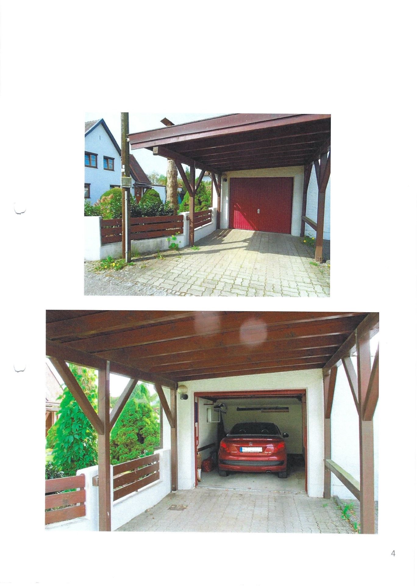 Carport mit Holzdach und rotem Garagentor, darunter steht ein rotes Auto in der offenen Garage.