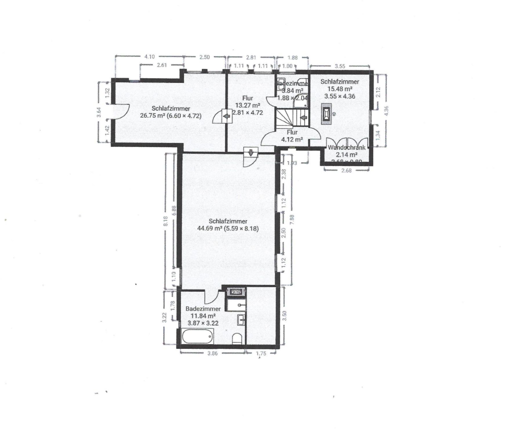 Grundriss einer Wohnung mit zwei Schlafzimmern, zwei Bädern, Fluren und einem Wandschrank.