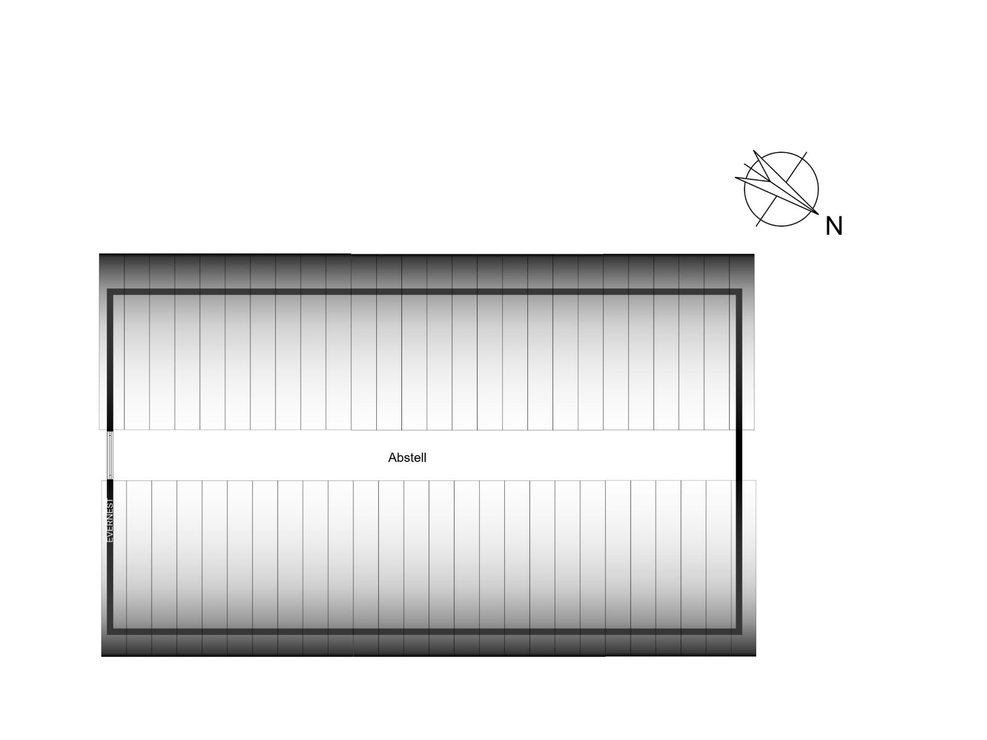 Grundriss eines rechteckigen Abstellraums mit Beschriftung und Kompassrose oben rechts.