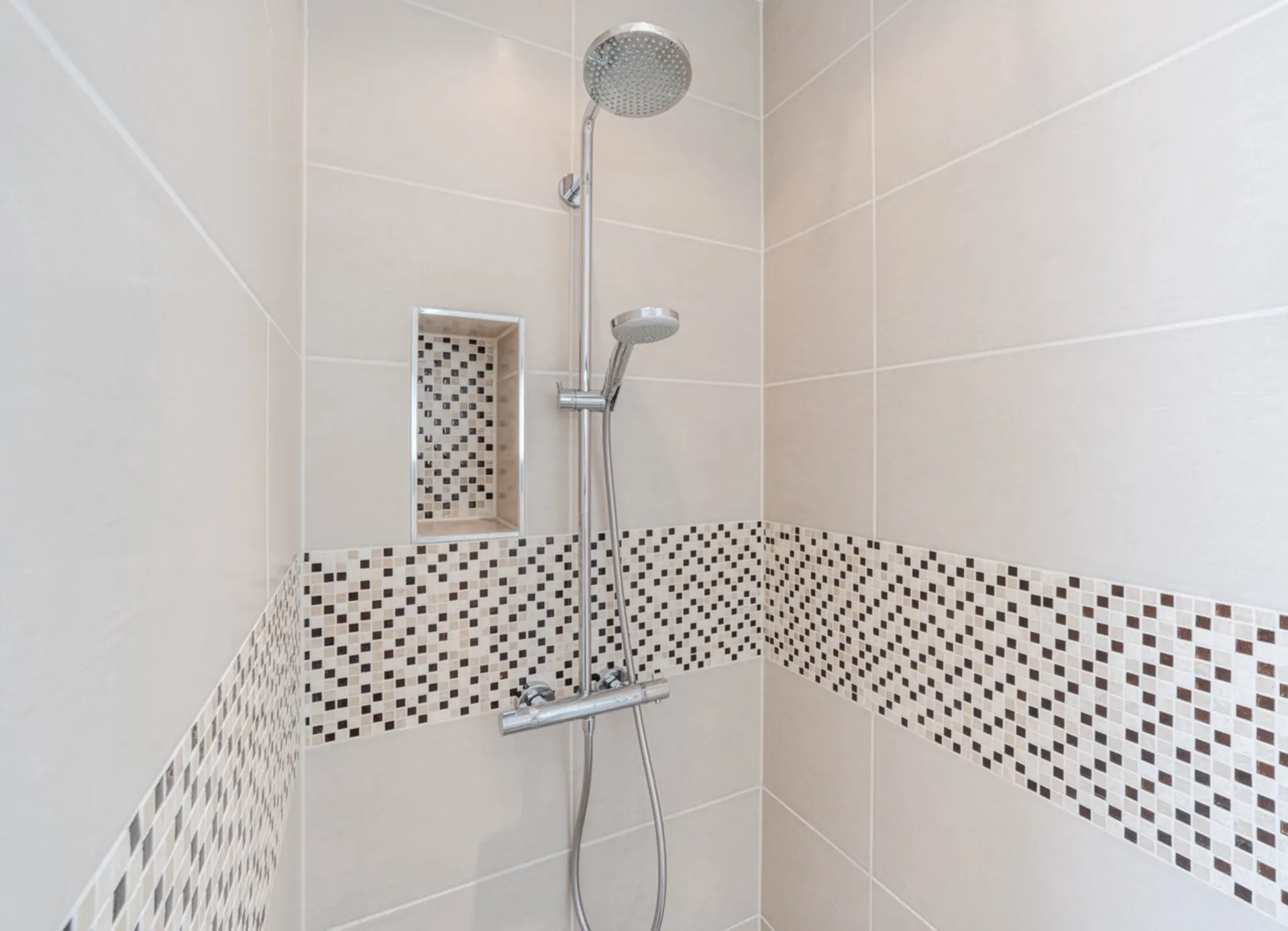 Moderne Dusche mit abgesetzten Mosaikfliesen und Regendusche.